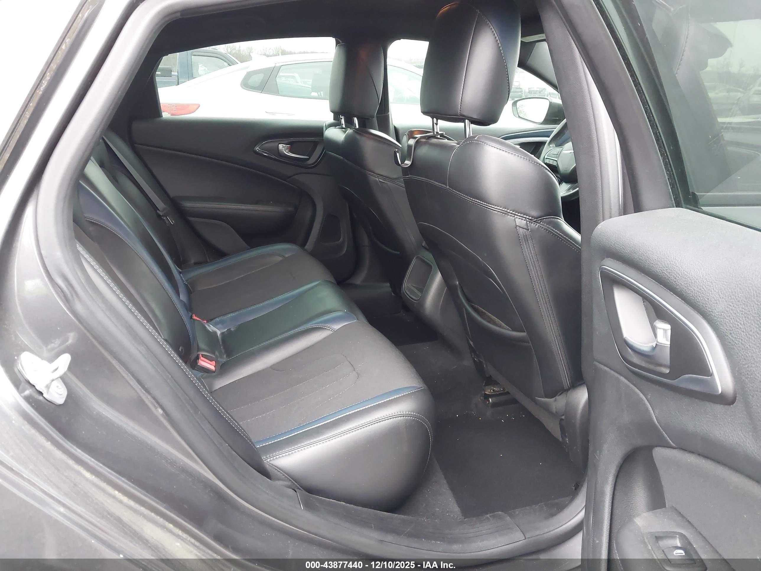 CHRYSLER 200 image 8