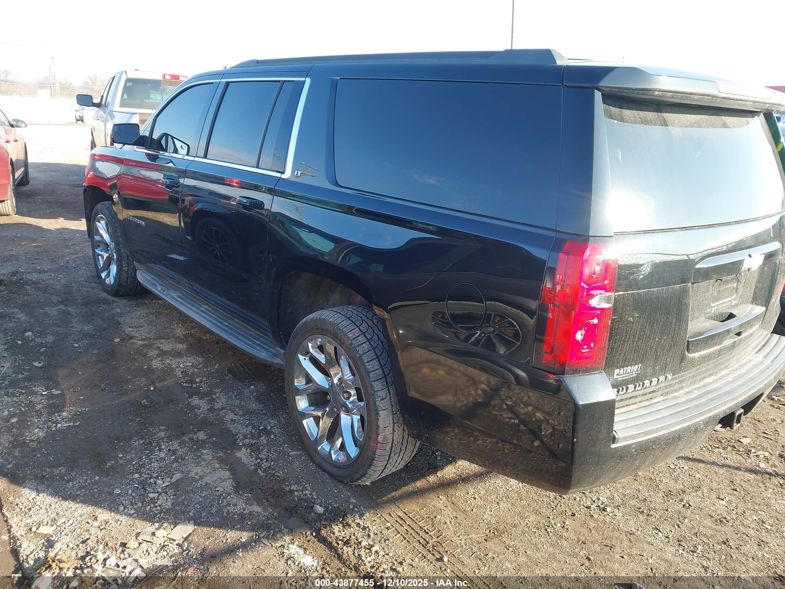CHEVROLET SUBURBAN image 3