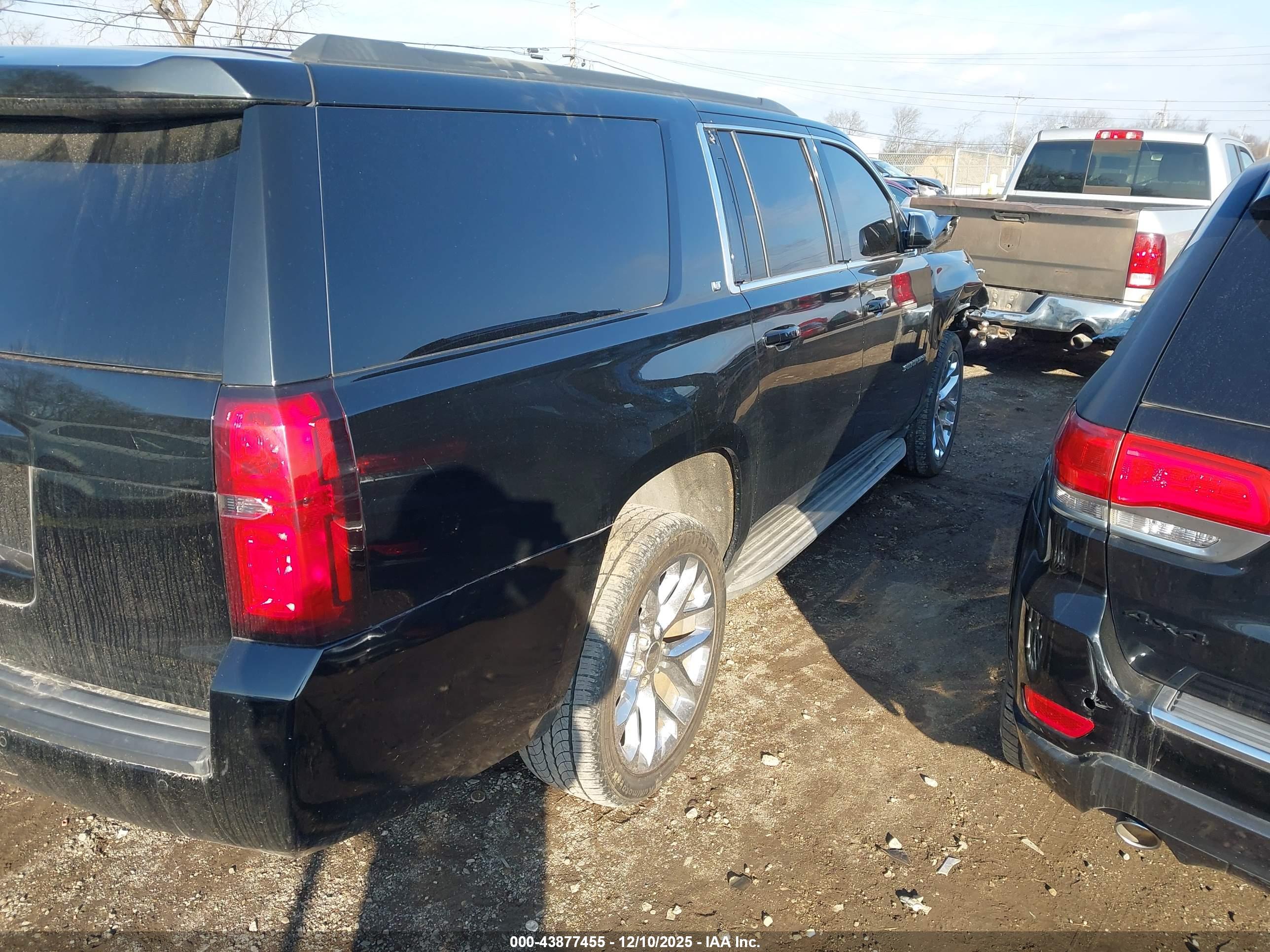 CHEVROLET SUBURBAN image 4