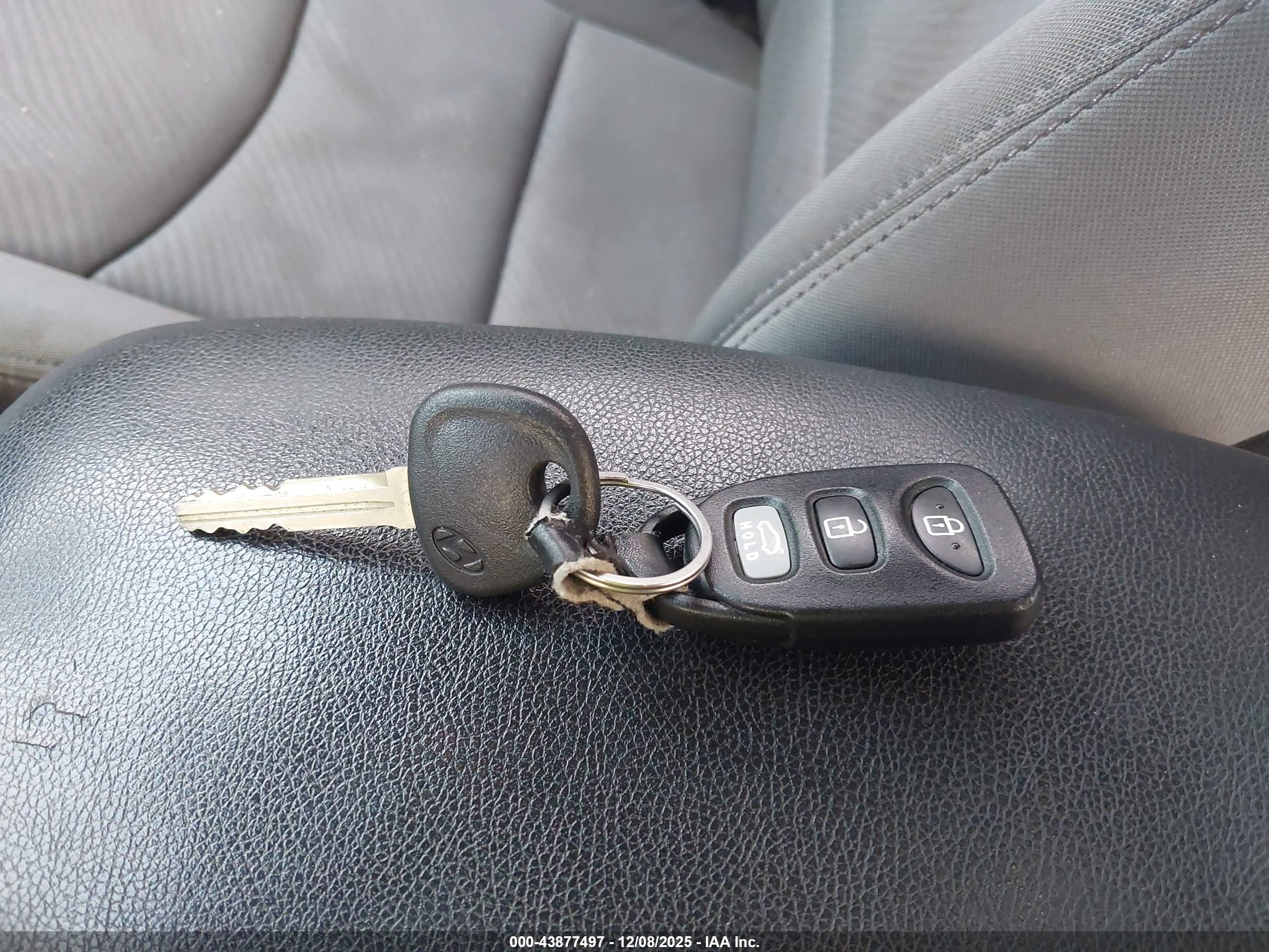 HYUNDAI ELANTRA image 11
