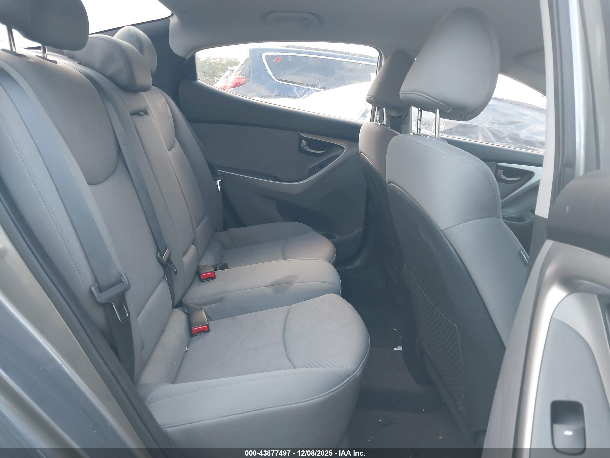 HYUNDAI ELANTRA image 8