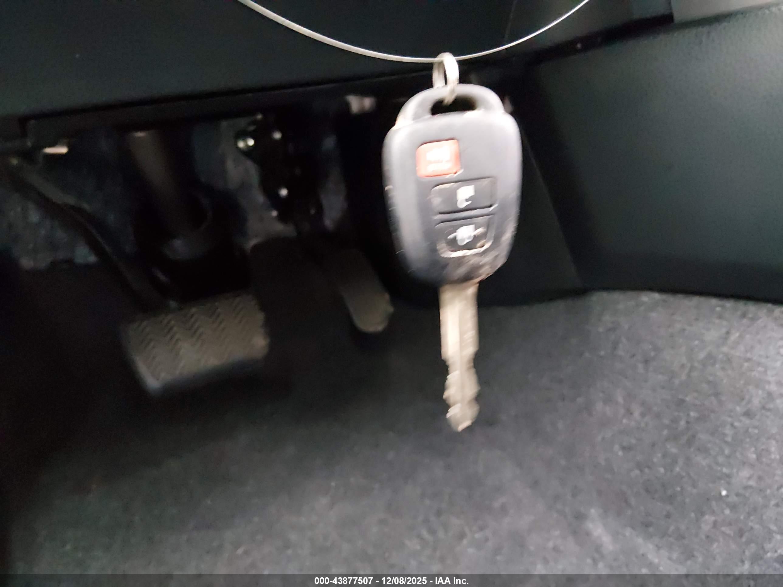 TOYOTA RAV4 image 11