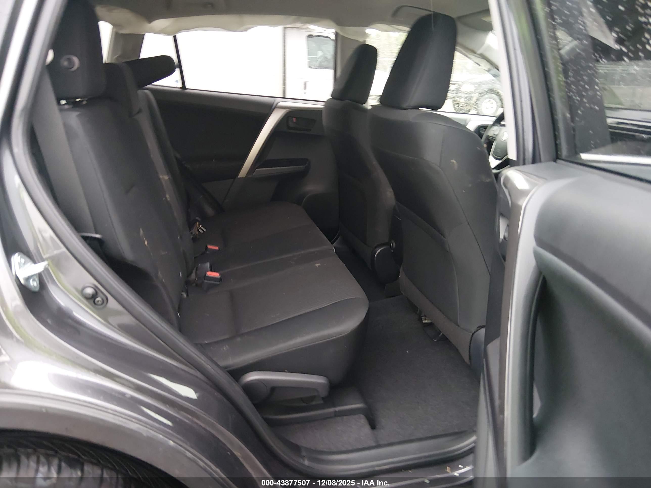 TOYOTA RAV4 image 8