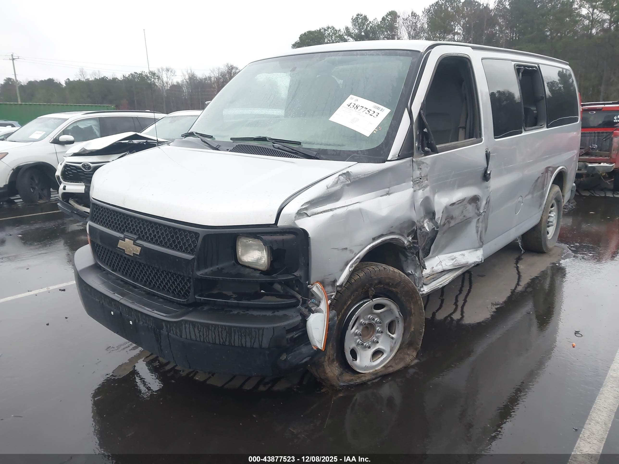 CHEVROLET EXPRESS image 2