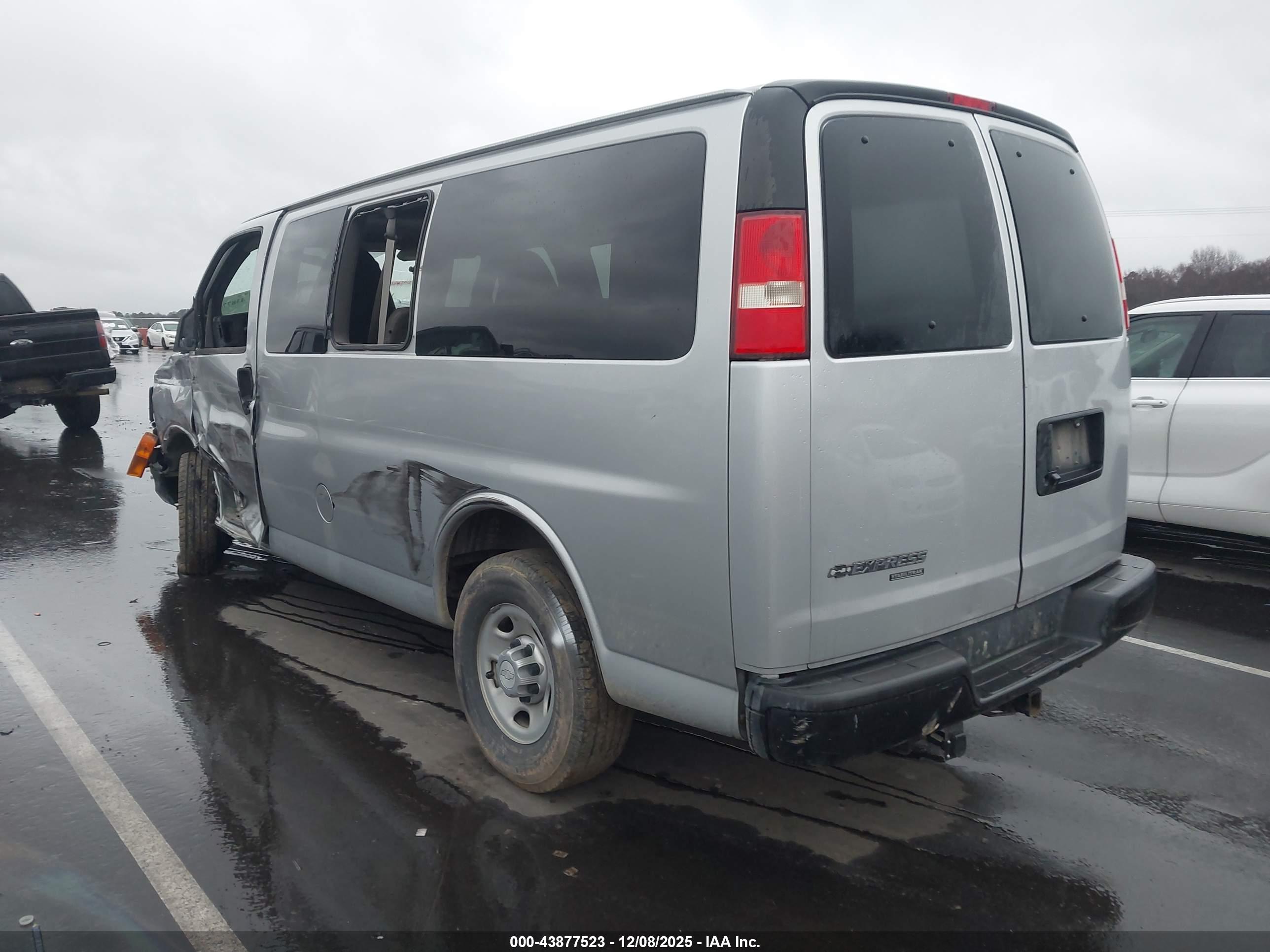 CHEVROLET EXPRESS image 3