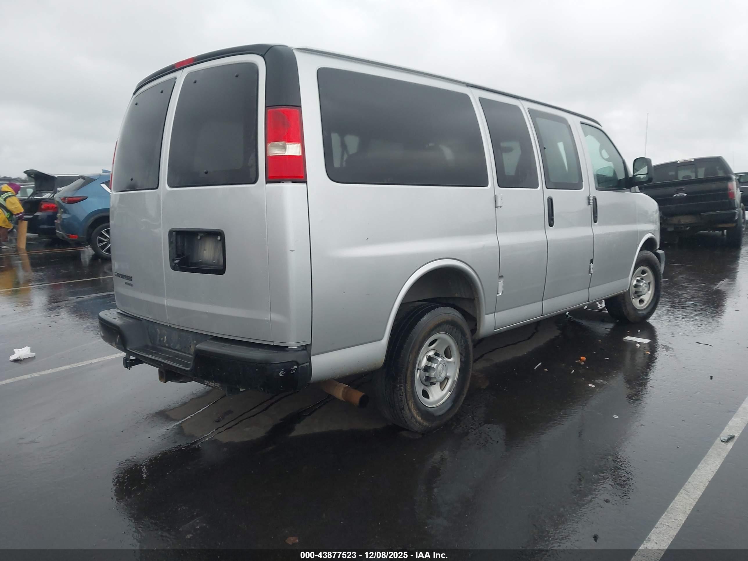 CHEVROLET EXPRESS image 4