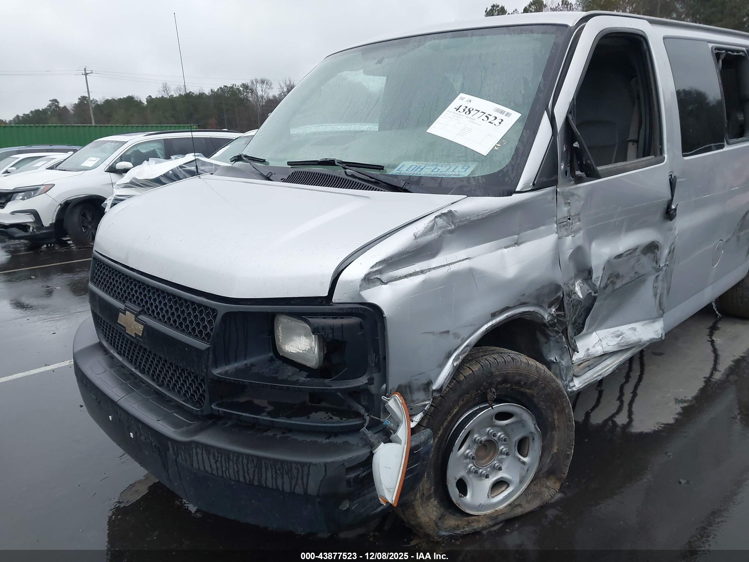 CHEVROLET EXPRESS image 6