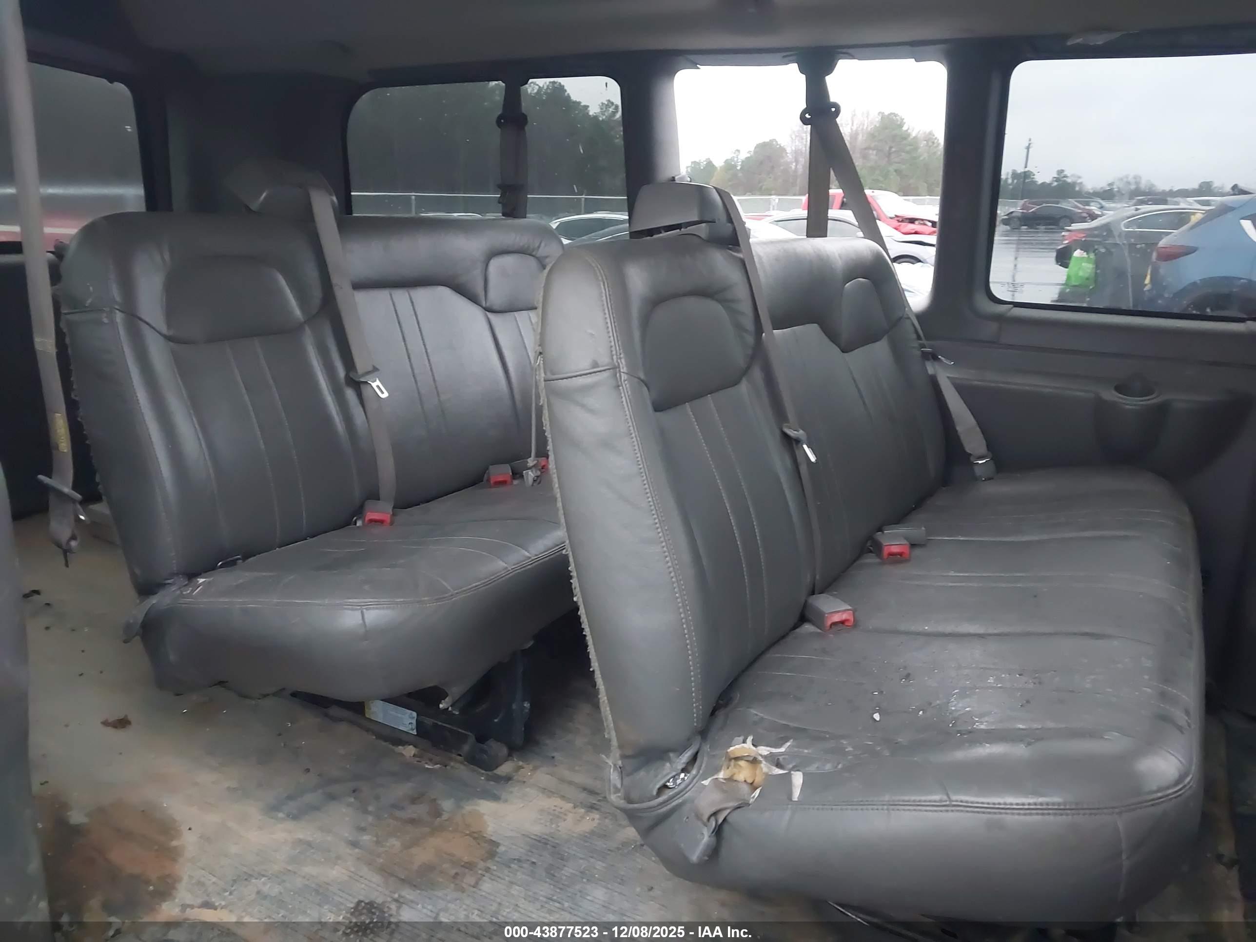 CHEVROLET EXPRESS image 8