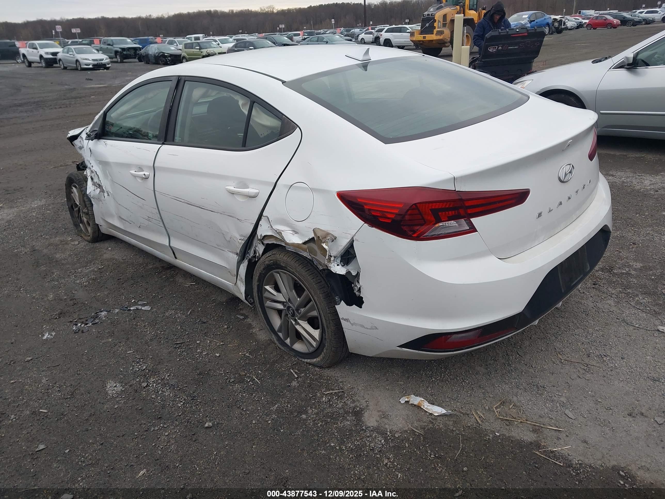 HYUNDAI ELANTRA image 3