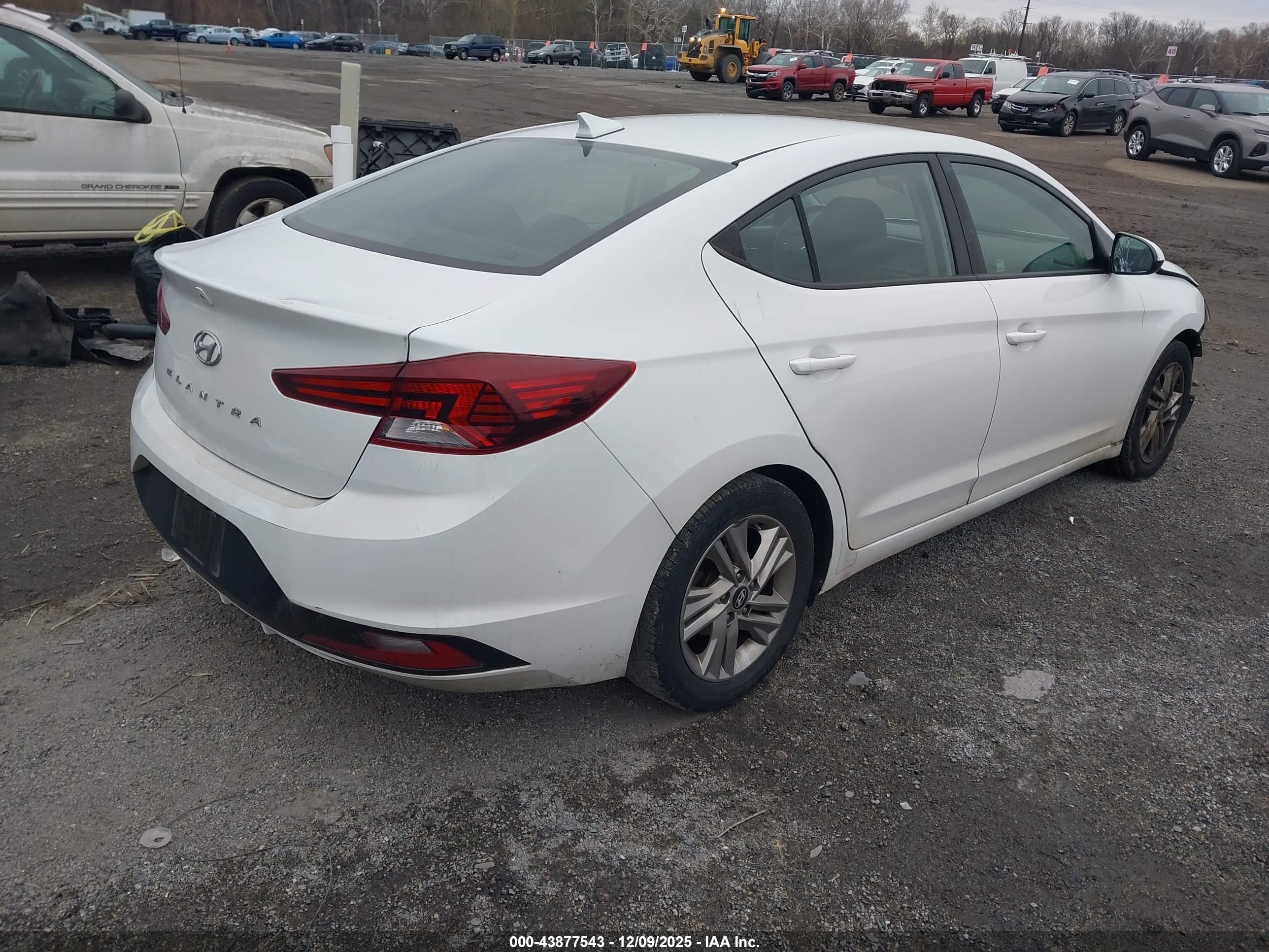 HYUNDAI ELANTRA image 4