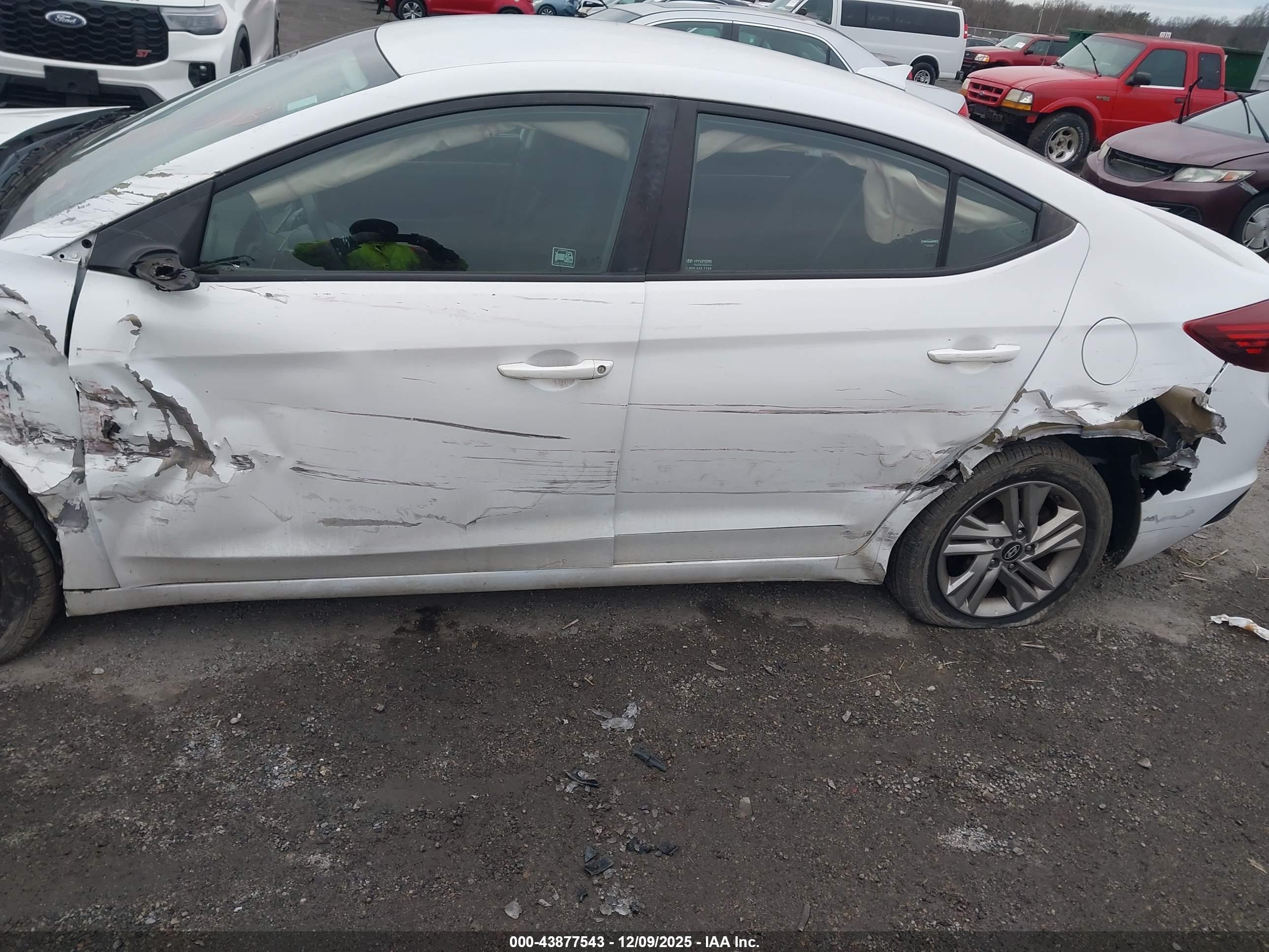 HYUNDAI ELANTRA image 6