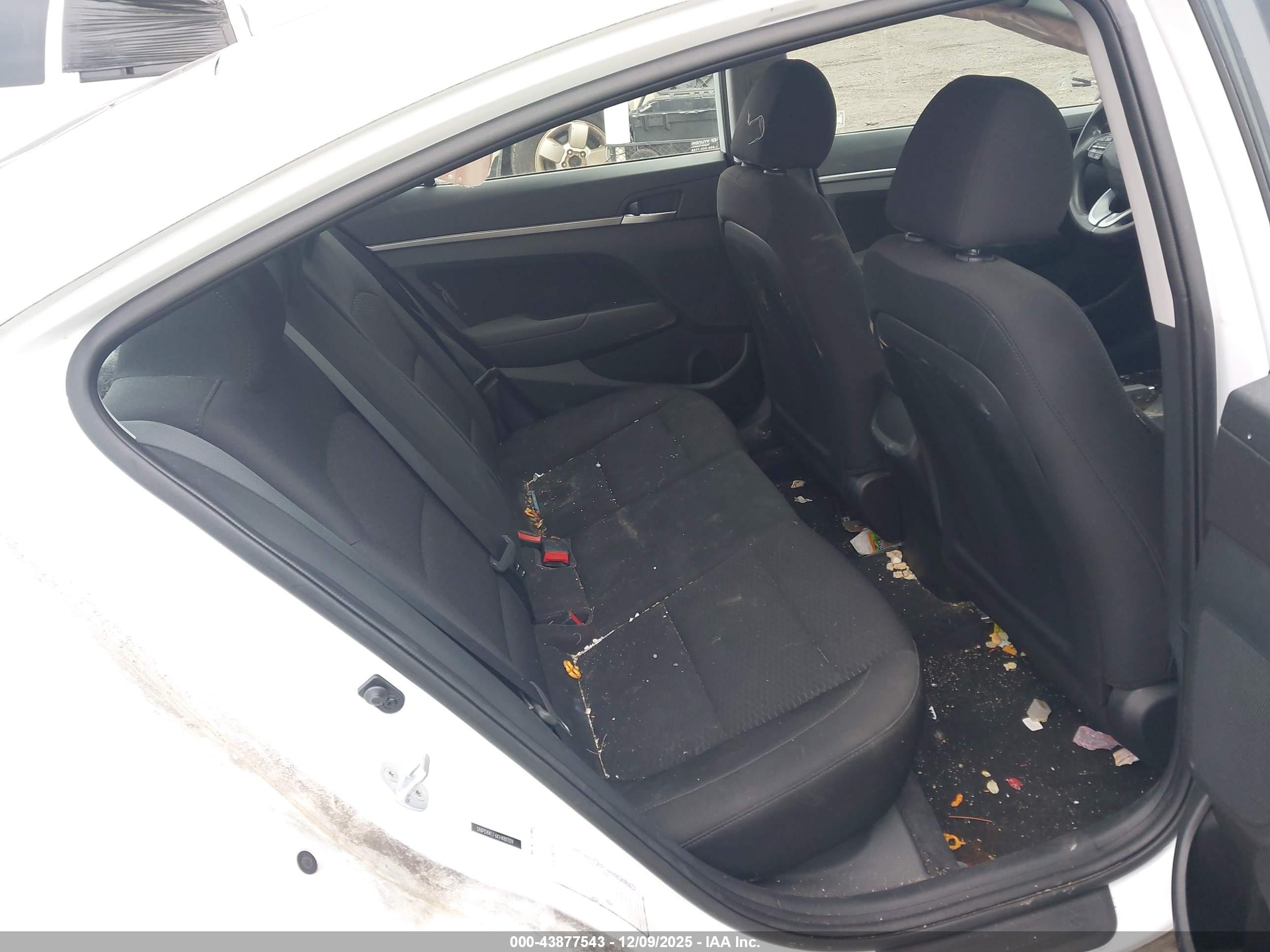 HYUNDAI ELANTRA image 8
