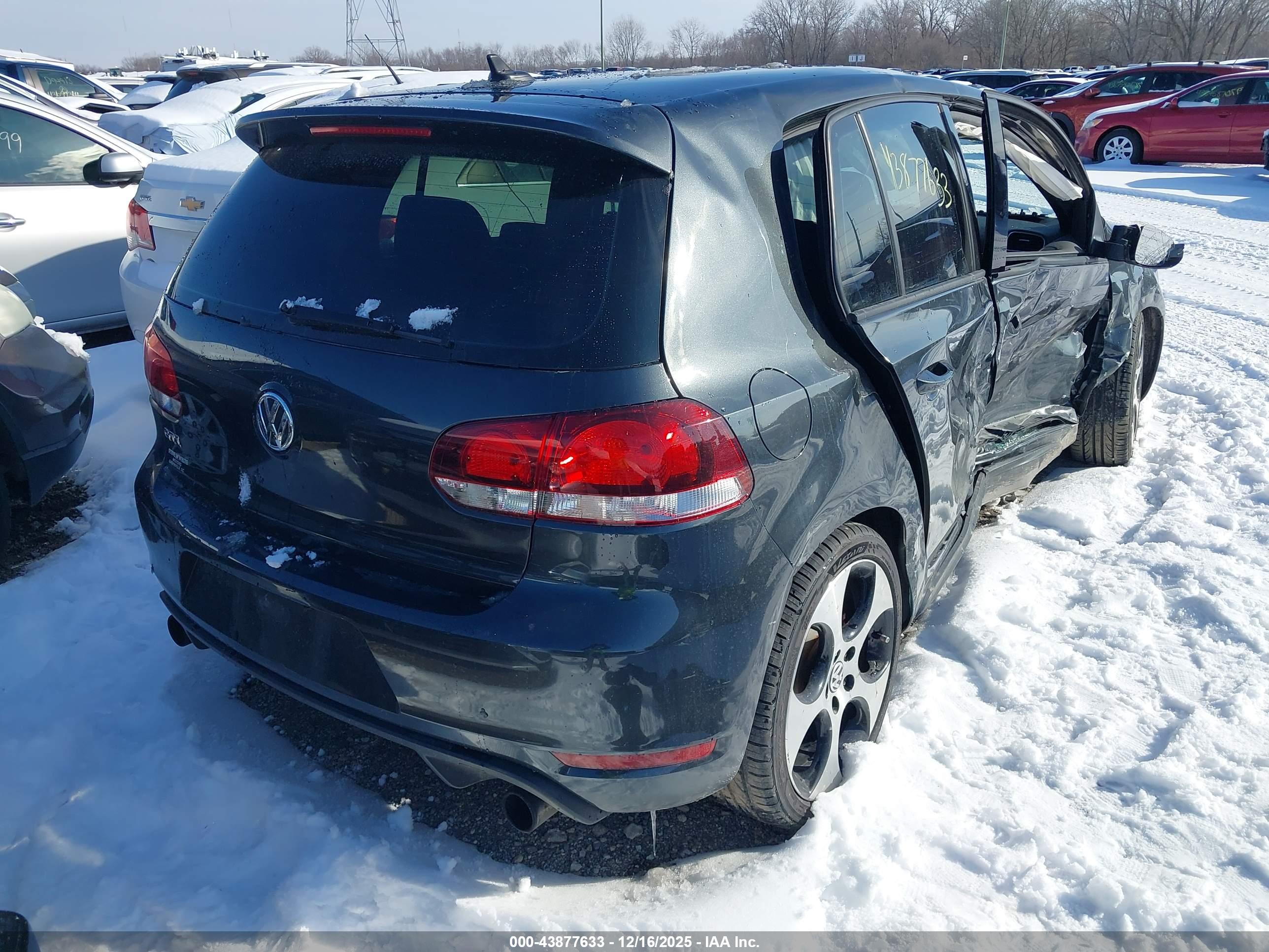 VOLKSWAGEN GTI image 4