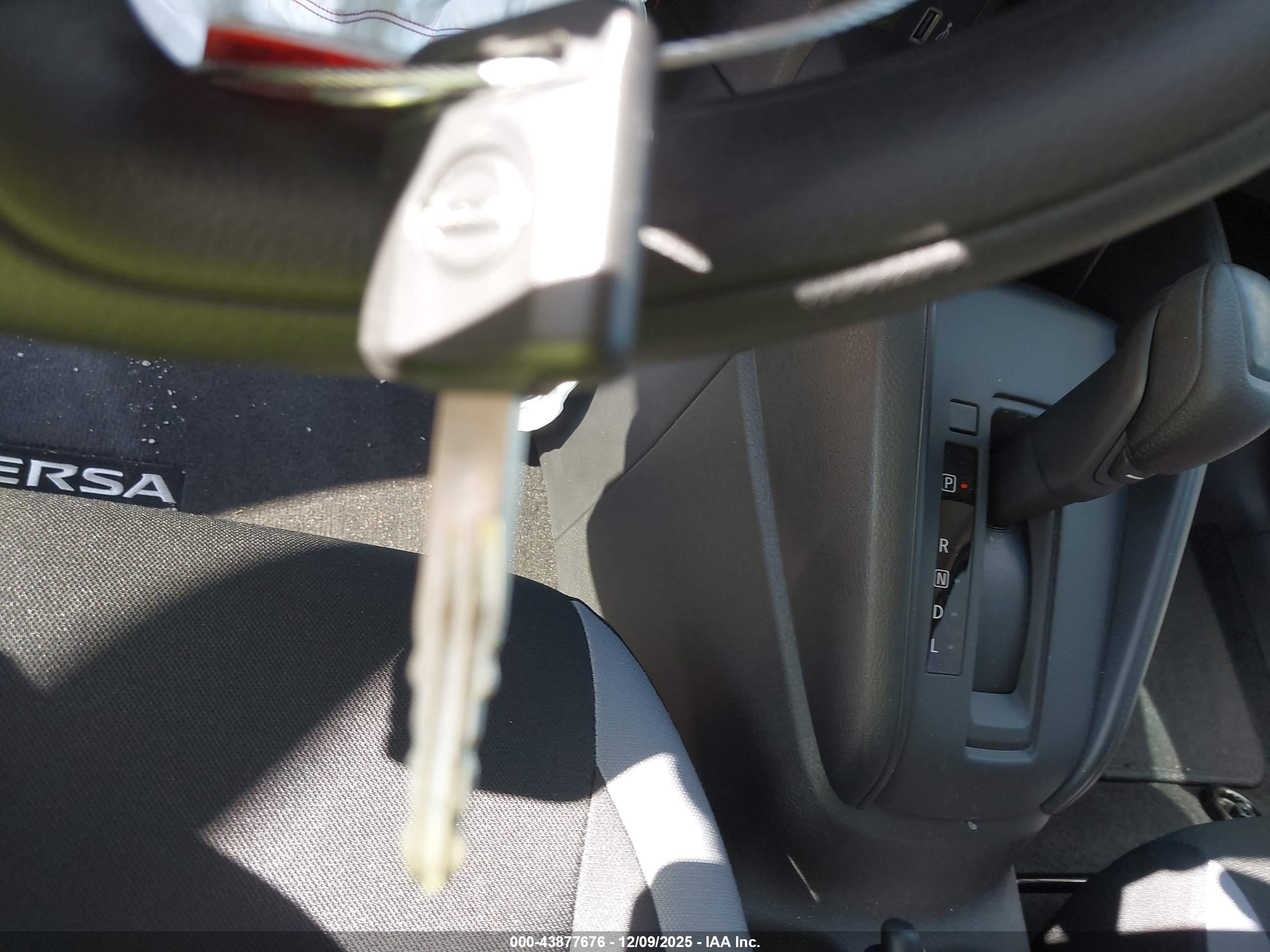 NISSAN VERSA image 11