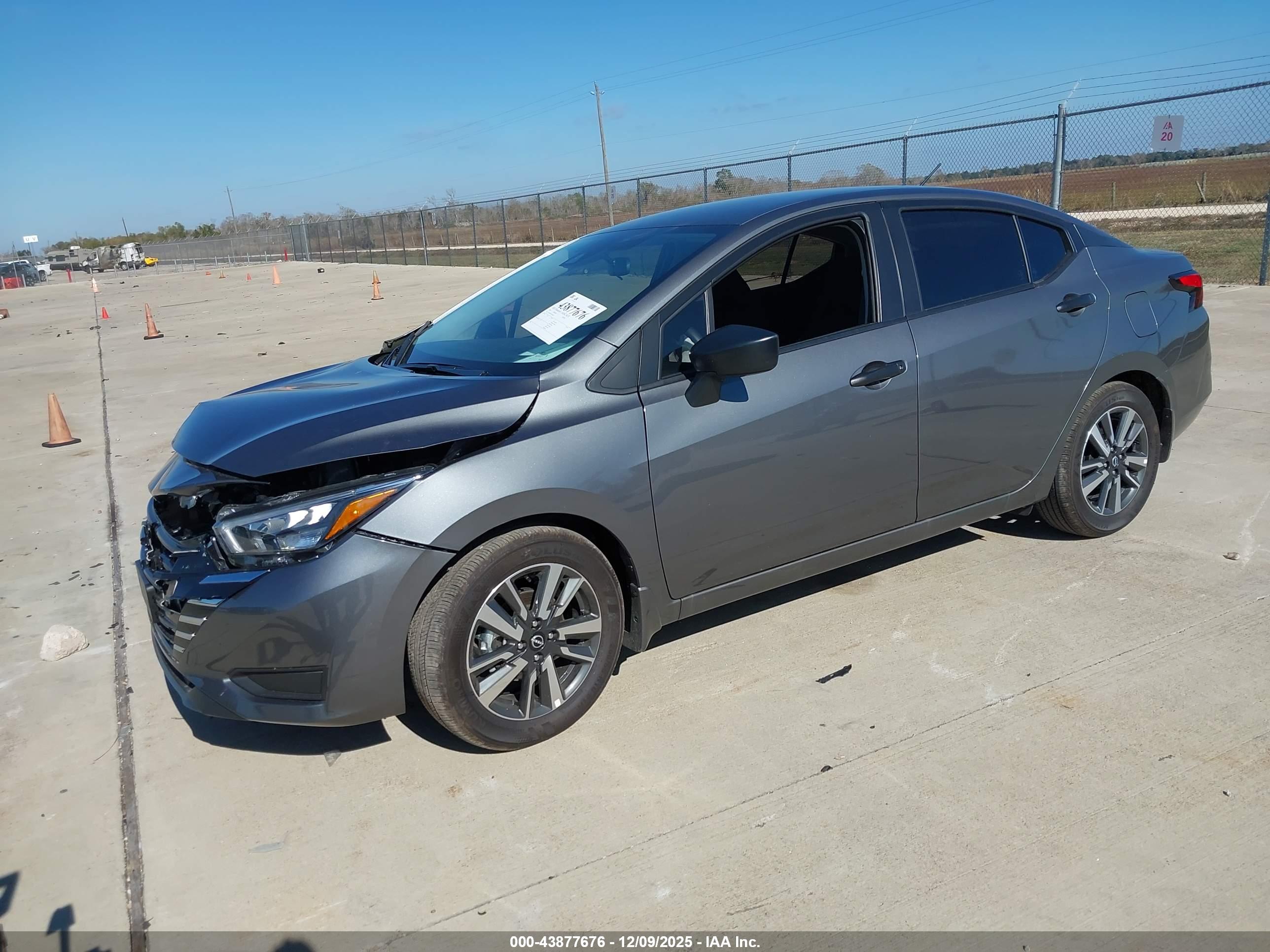 NISSAN VERSA image 2