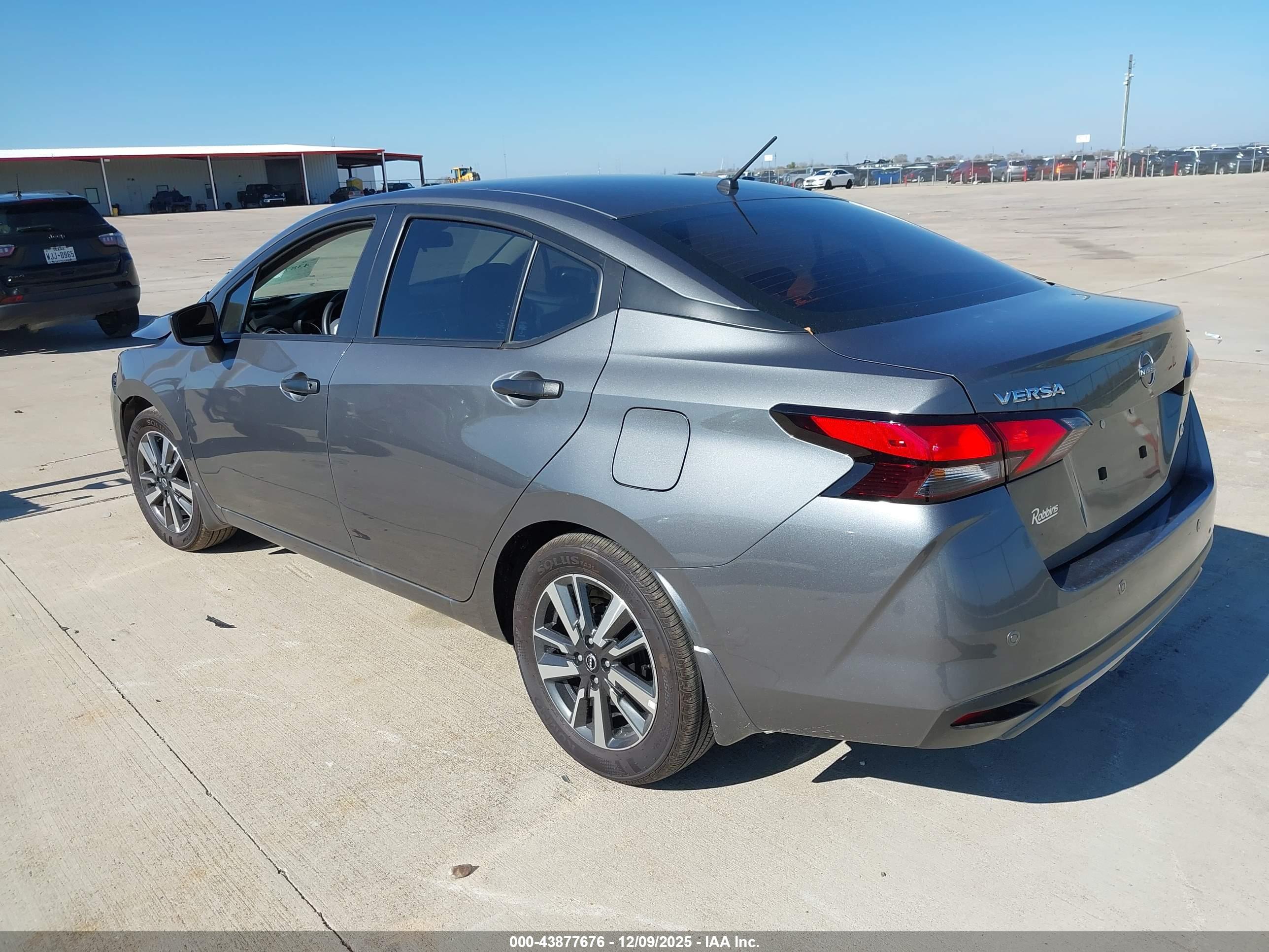 NISSAN VERSA image 3