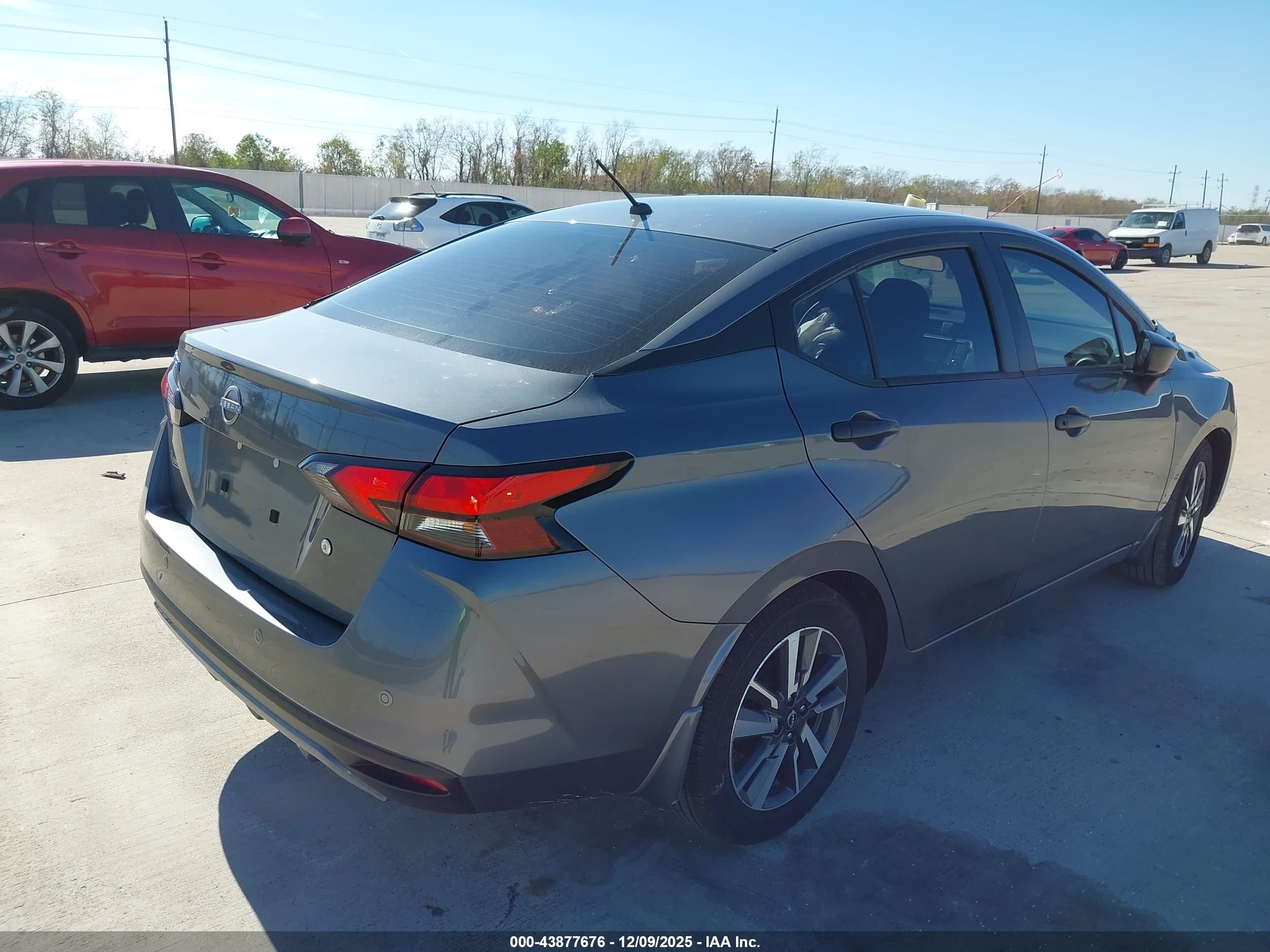 NISSAN VERSA image 4