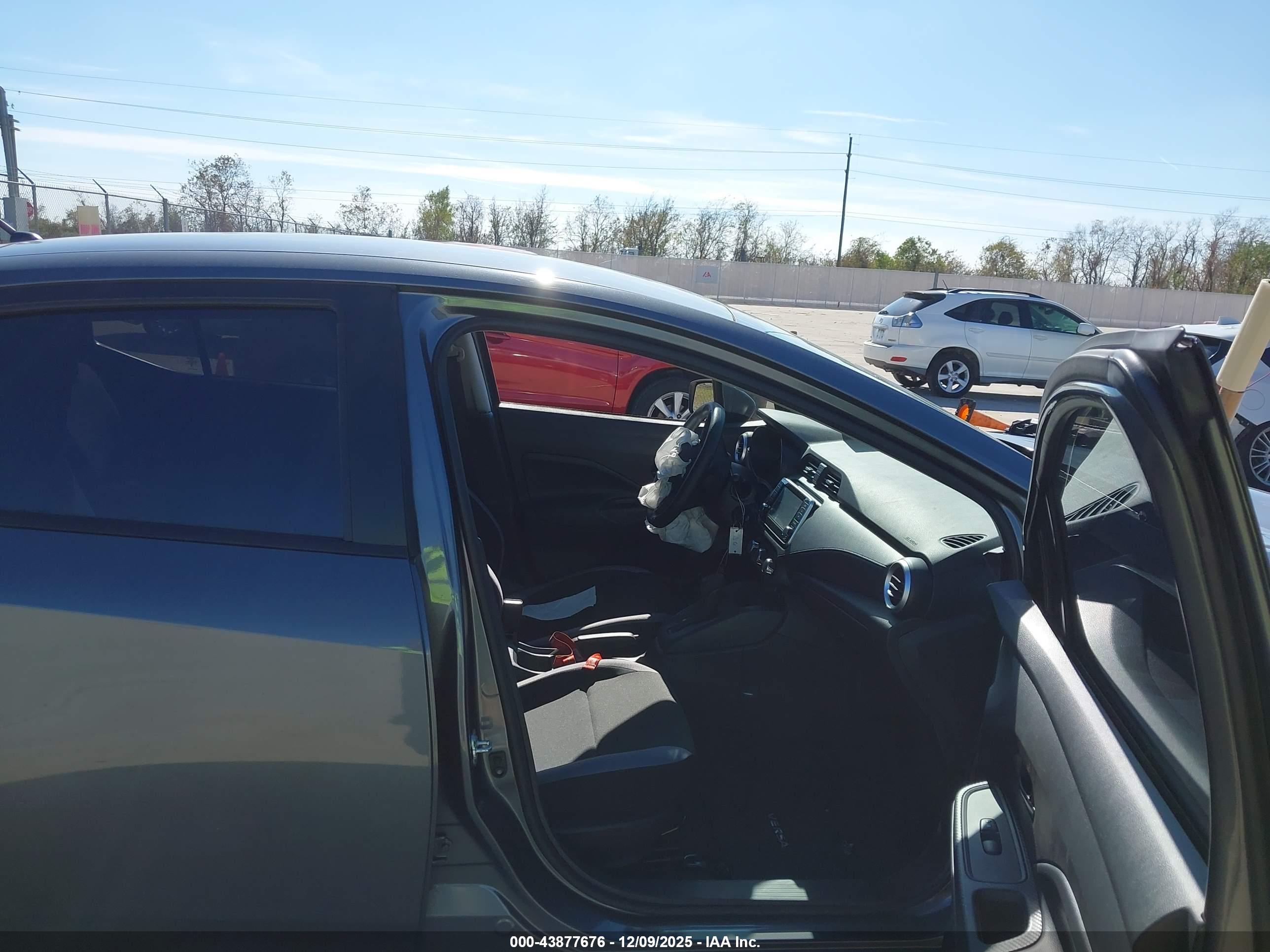 NISSAN VERSA image 5