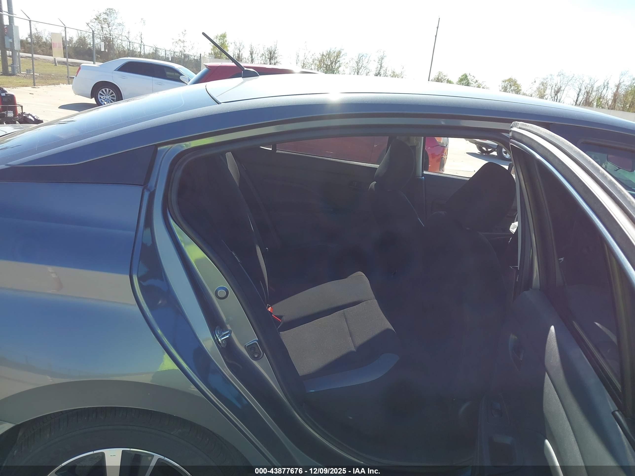 NISSAN VERSA image 8