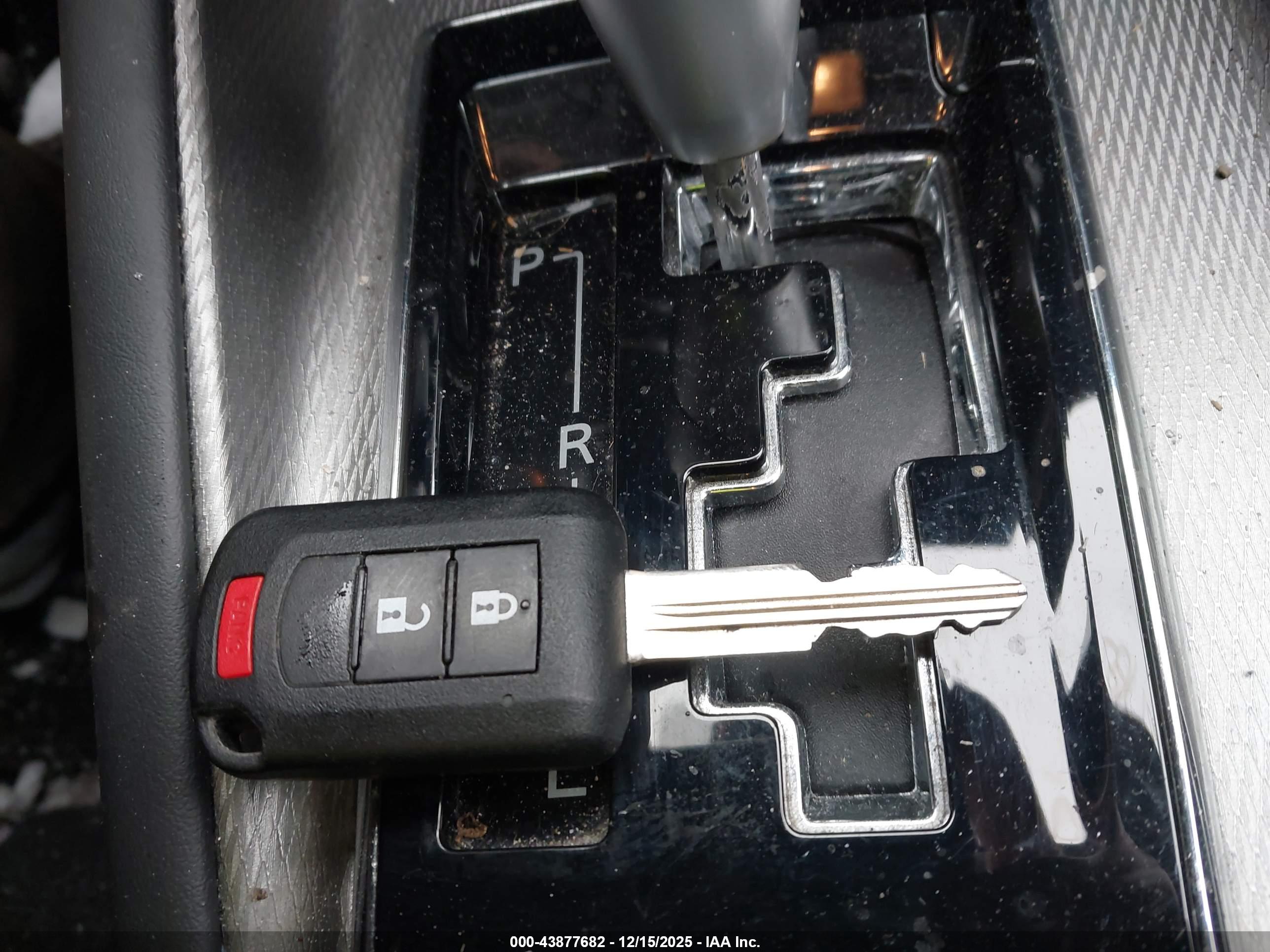 MITSUBISHI OUTLANDER image 11