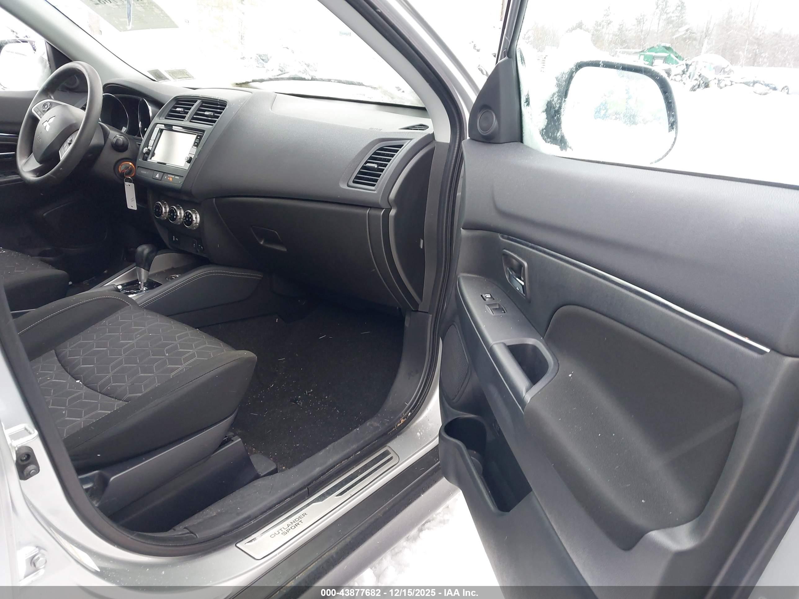 MITSUBISHI OUTLANDER image 5