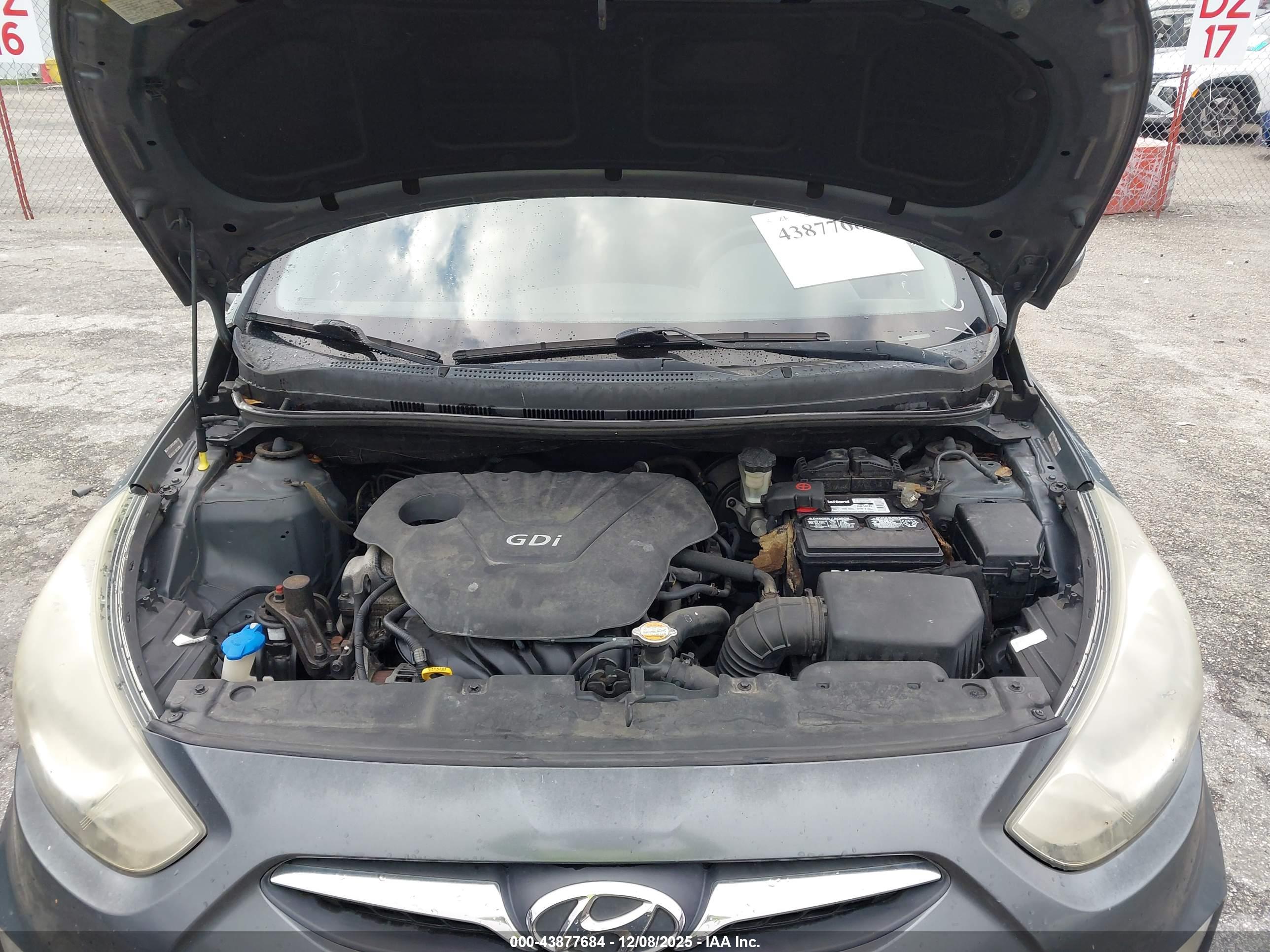 HYUNDAI ACCENT image 10