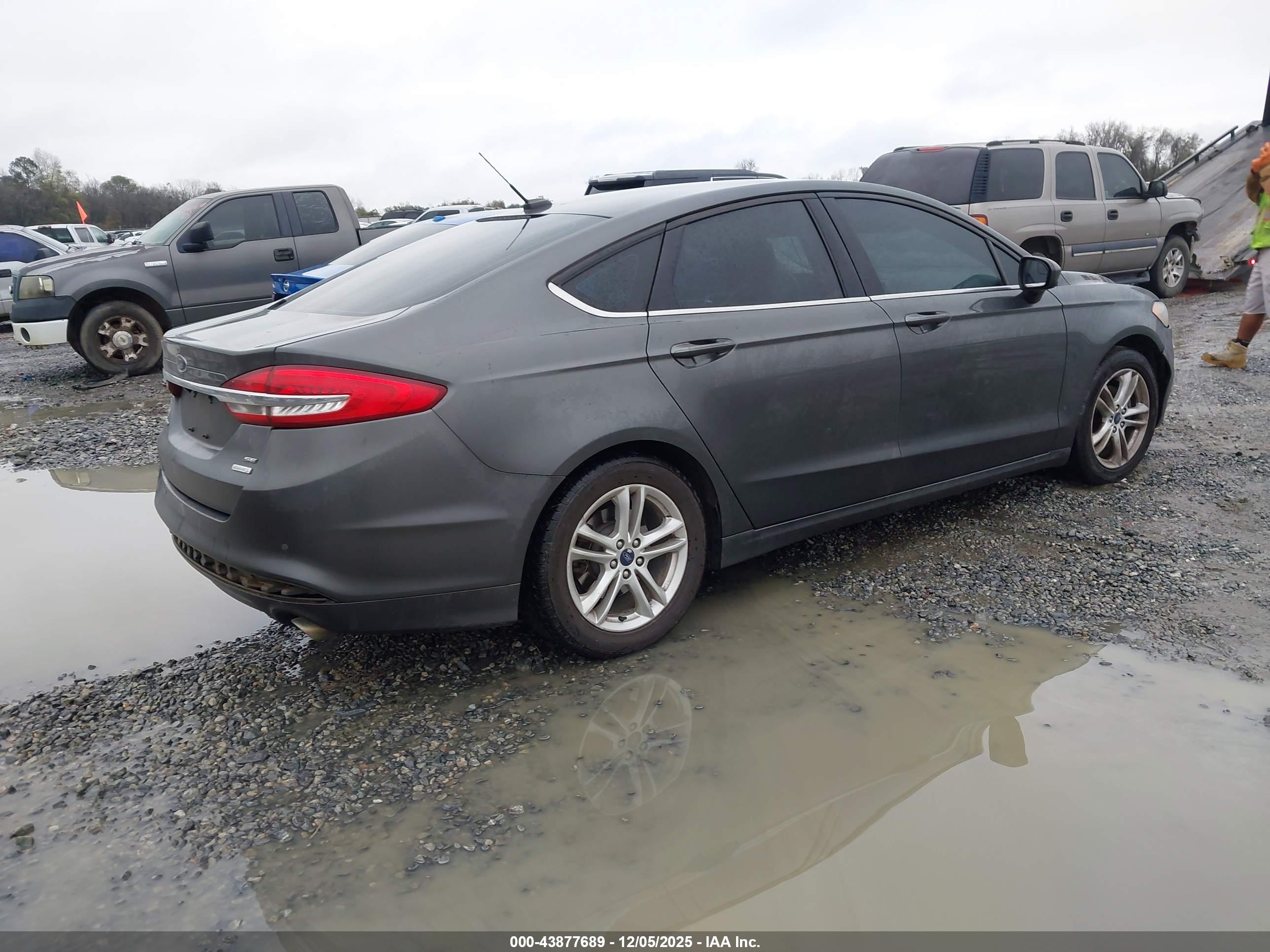 FORD FUSION image 4