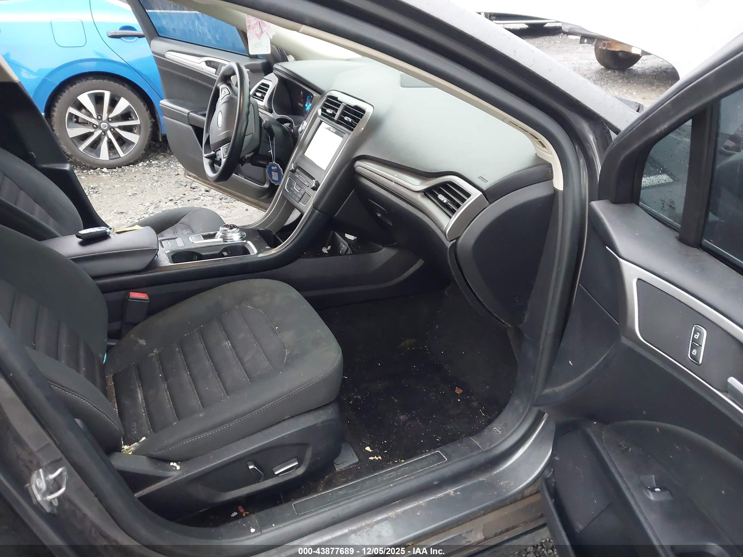 FORD FUSION image 5
