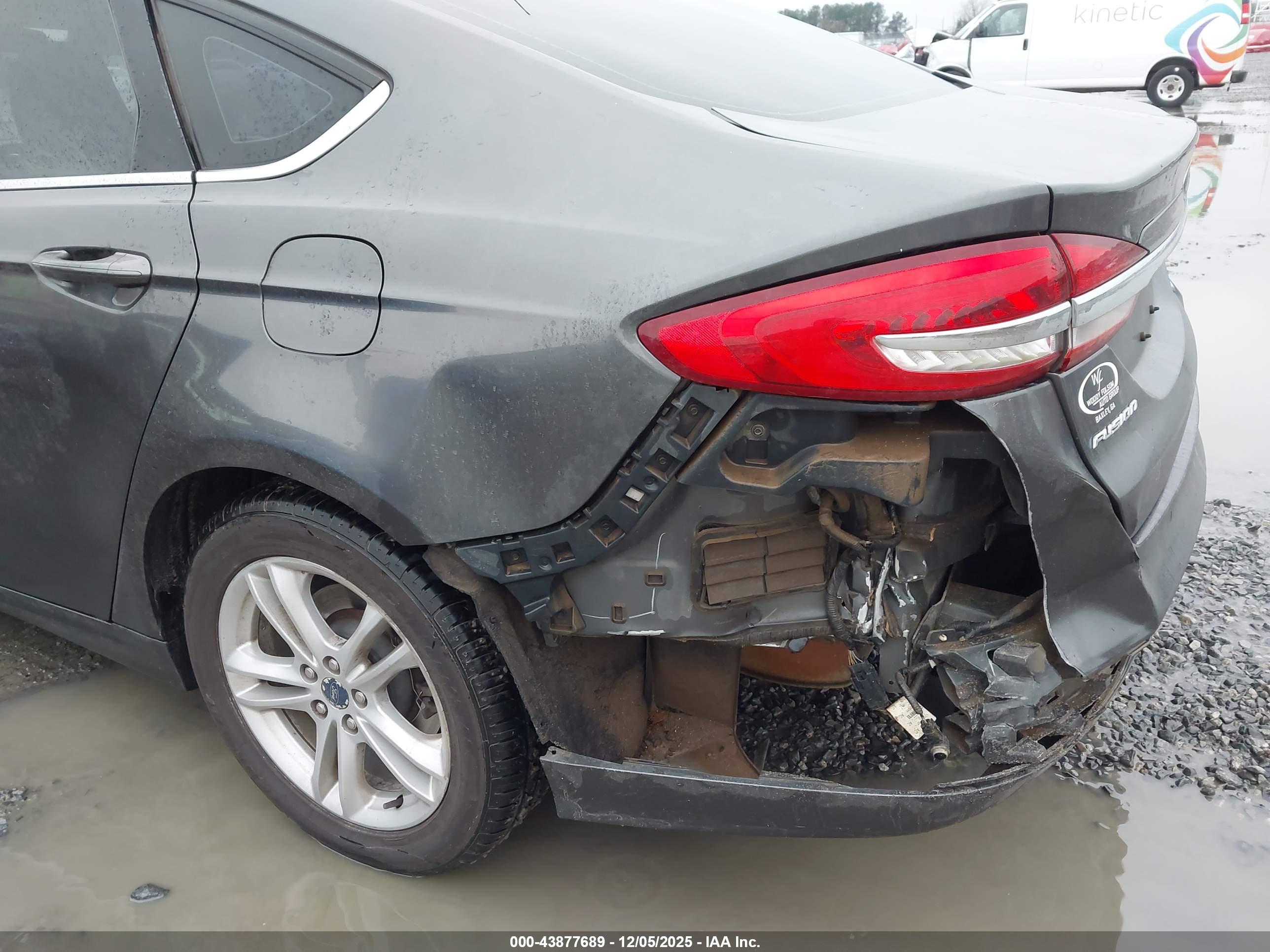 FORD FUSION image 6