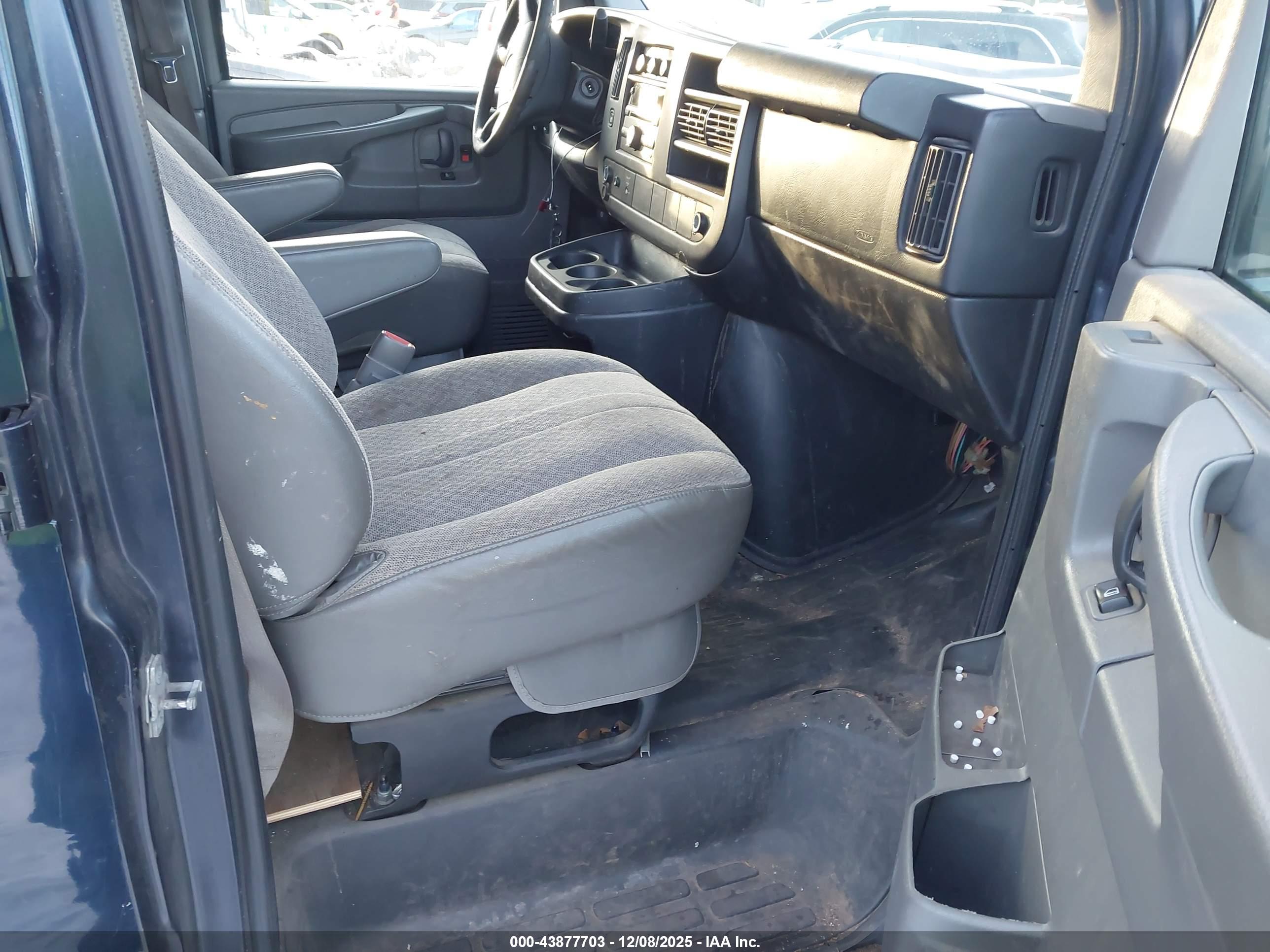 CHEVROLET EXPRESS image 5