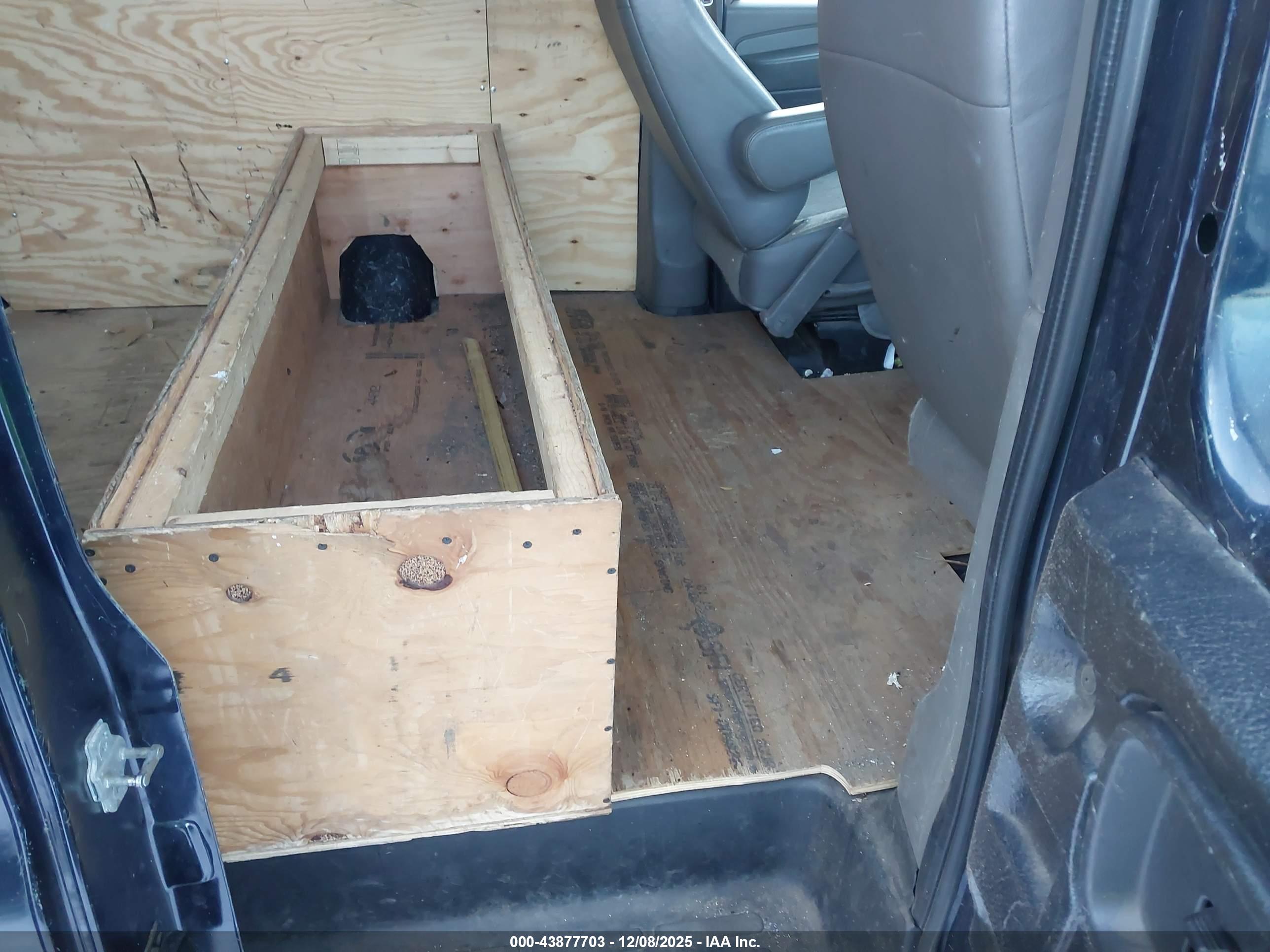 CHEVROLET EXPRESS image 8