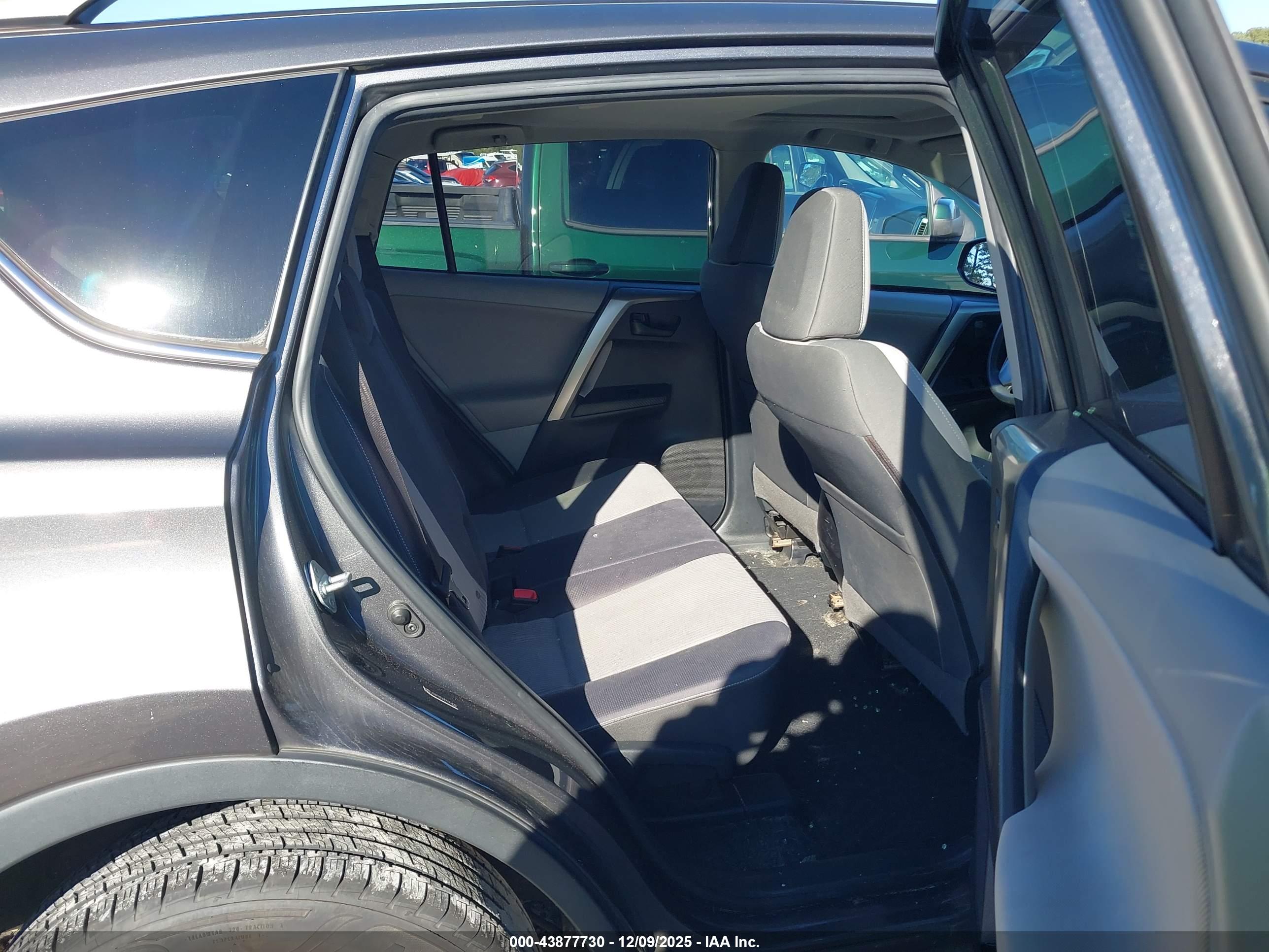 TOYOTA RAV4 image 8