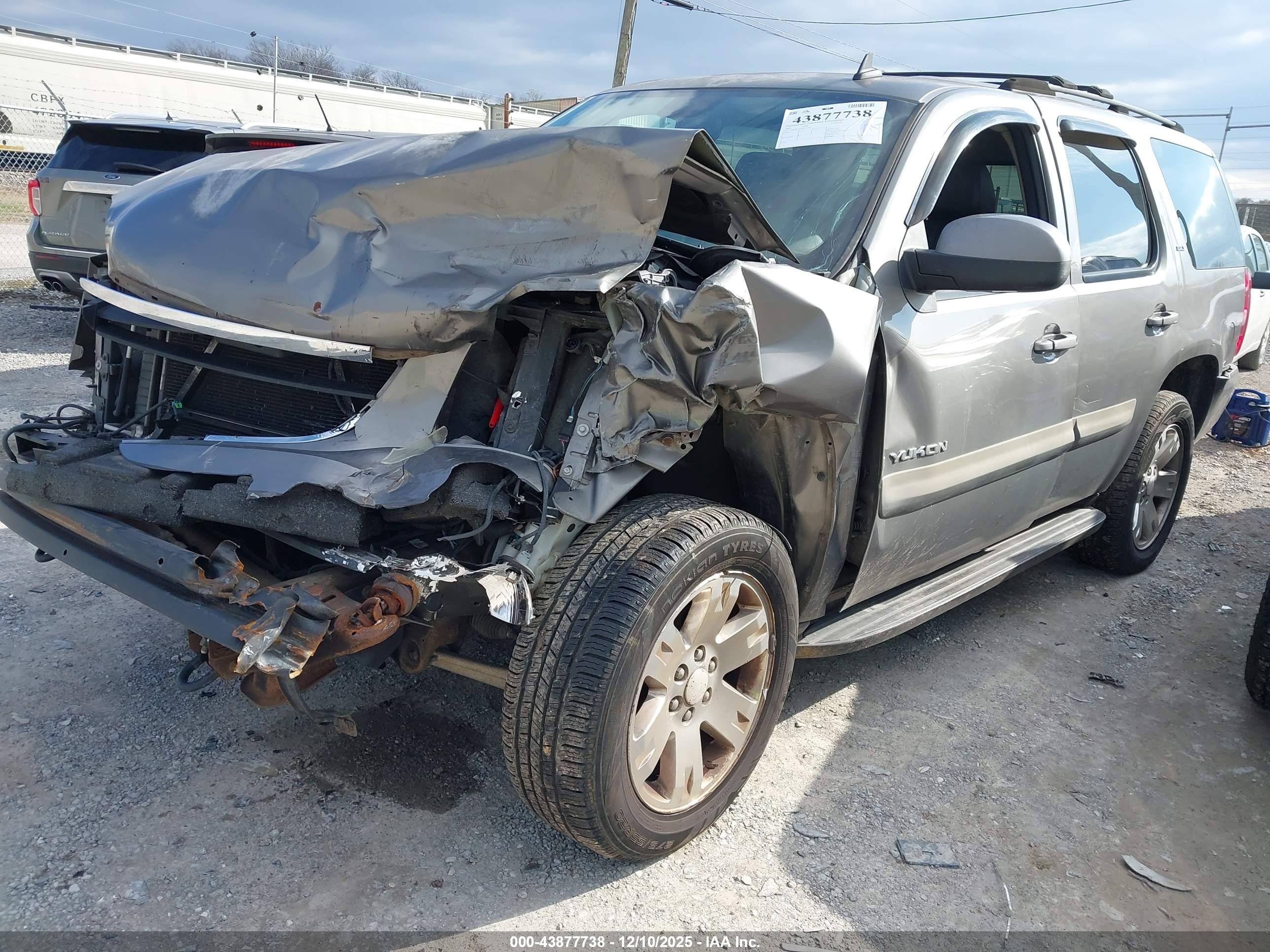 GMC YUKON image 2