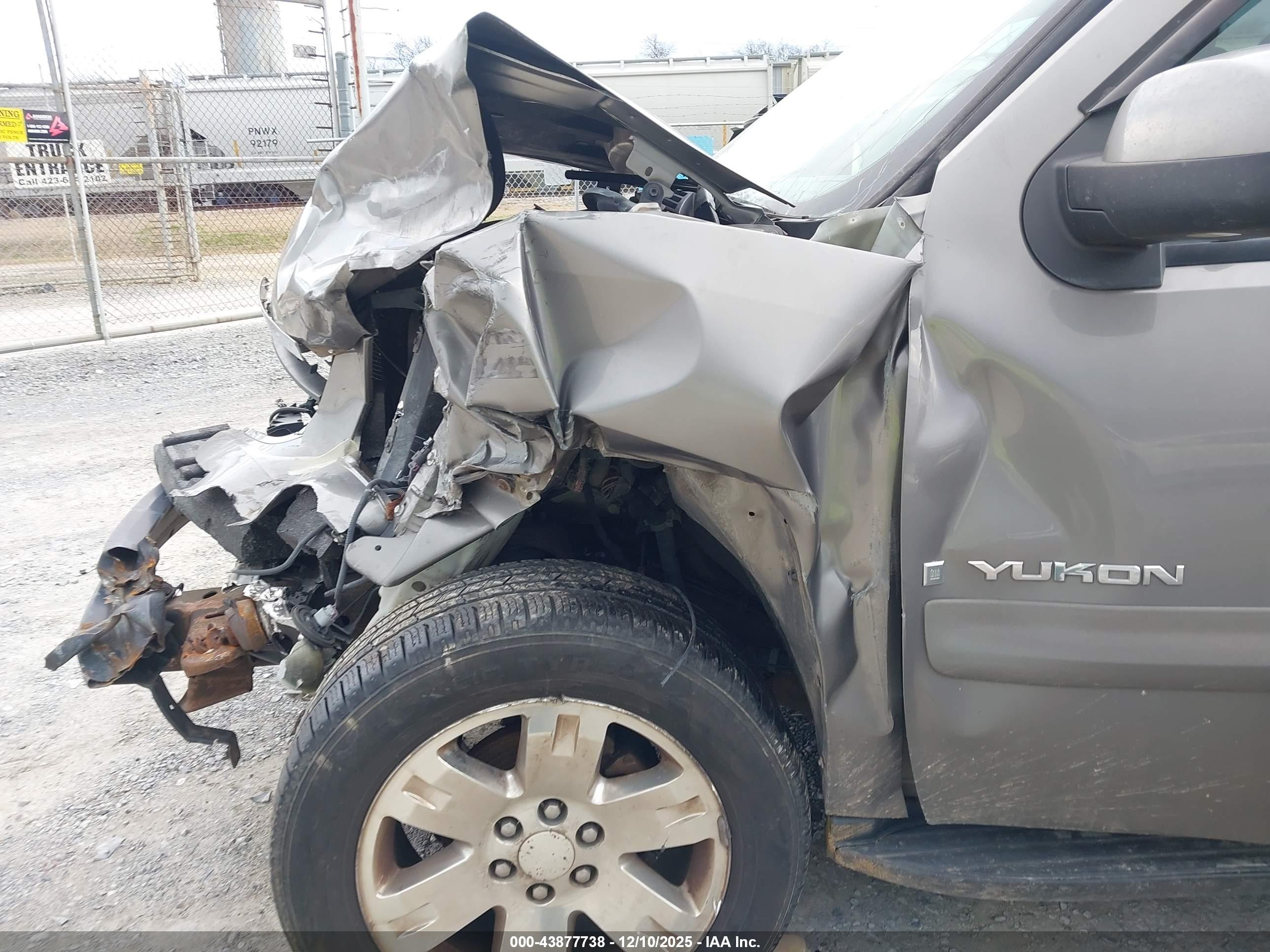 GMC YUKON image 6