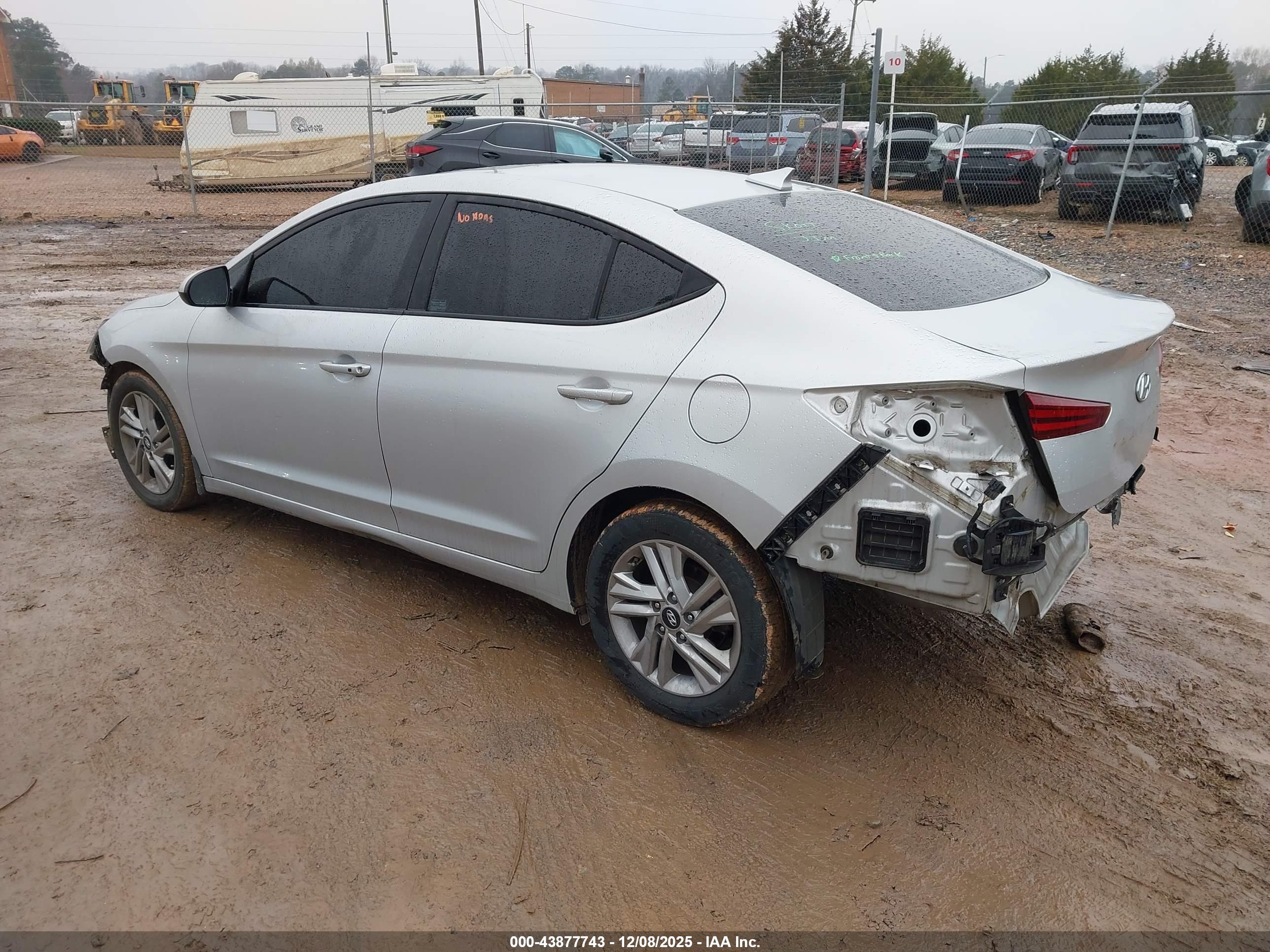 HYUNDAI ELANTRA image 3