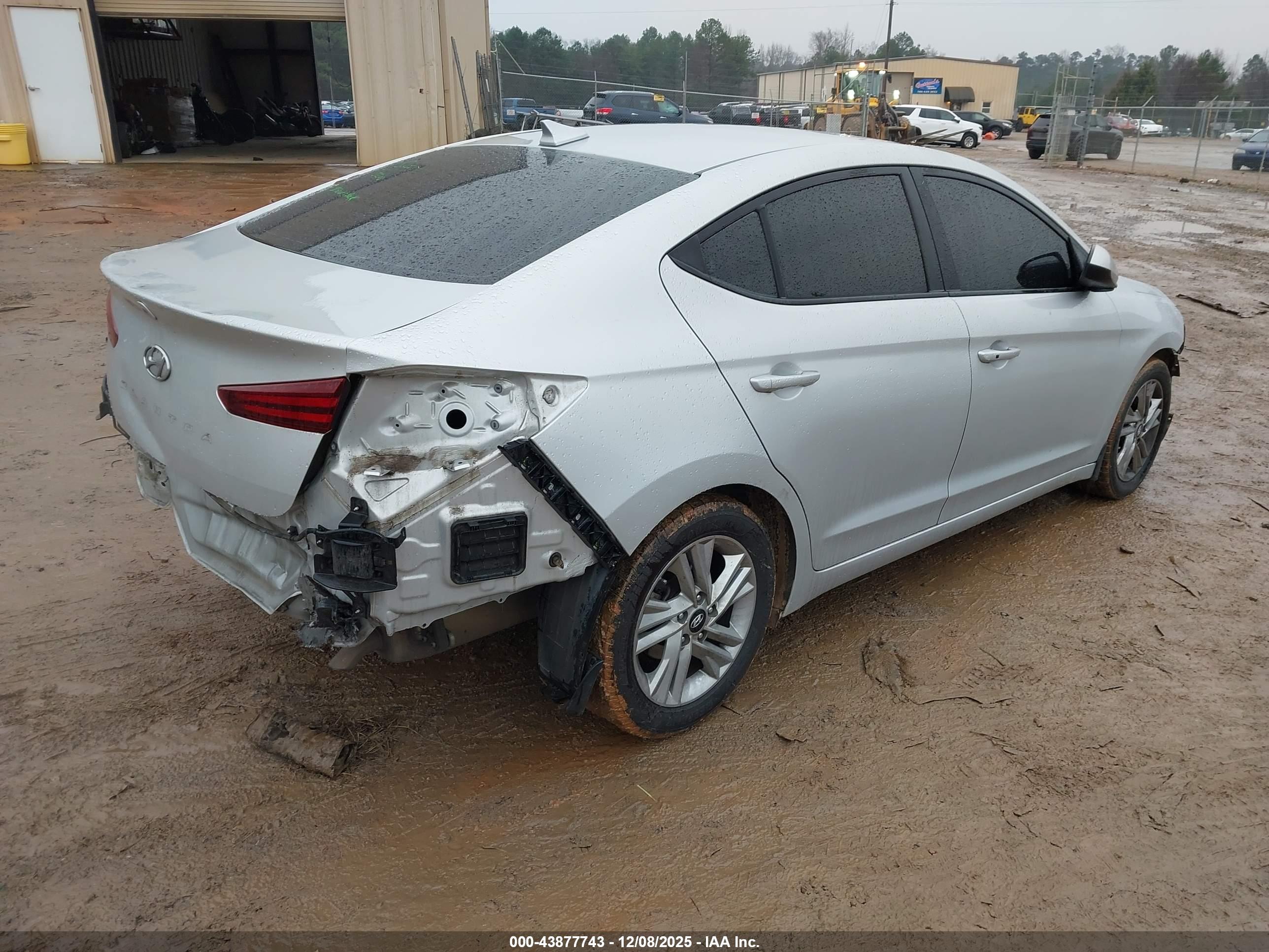HYUNDAI ELANTRA image 4