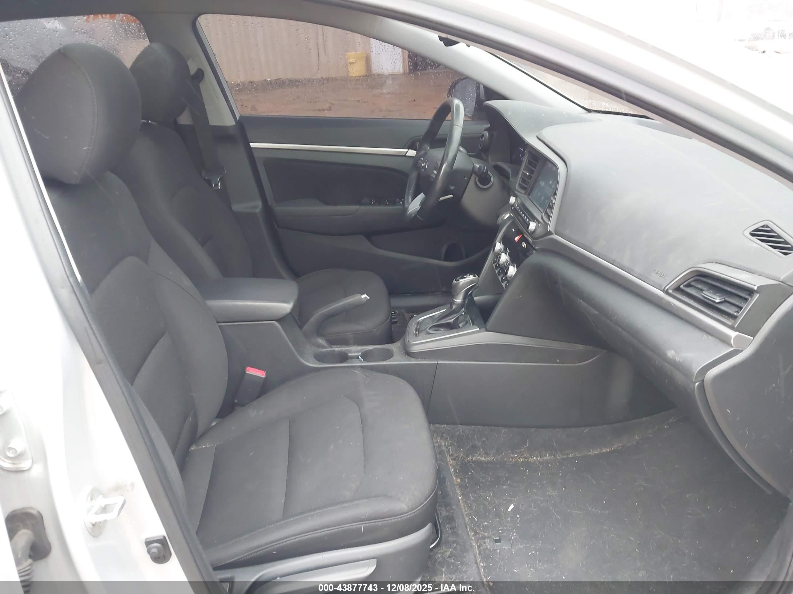 HYUNDAI ELANTRA image 5