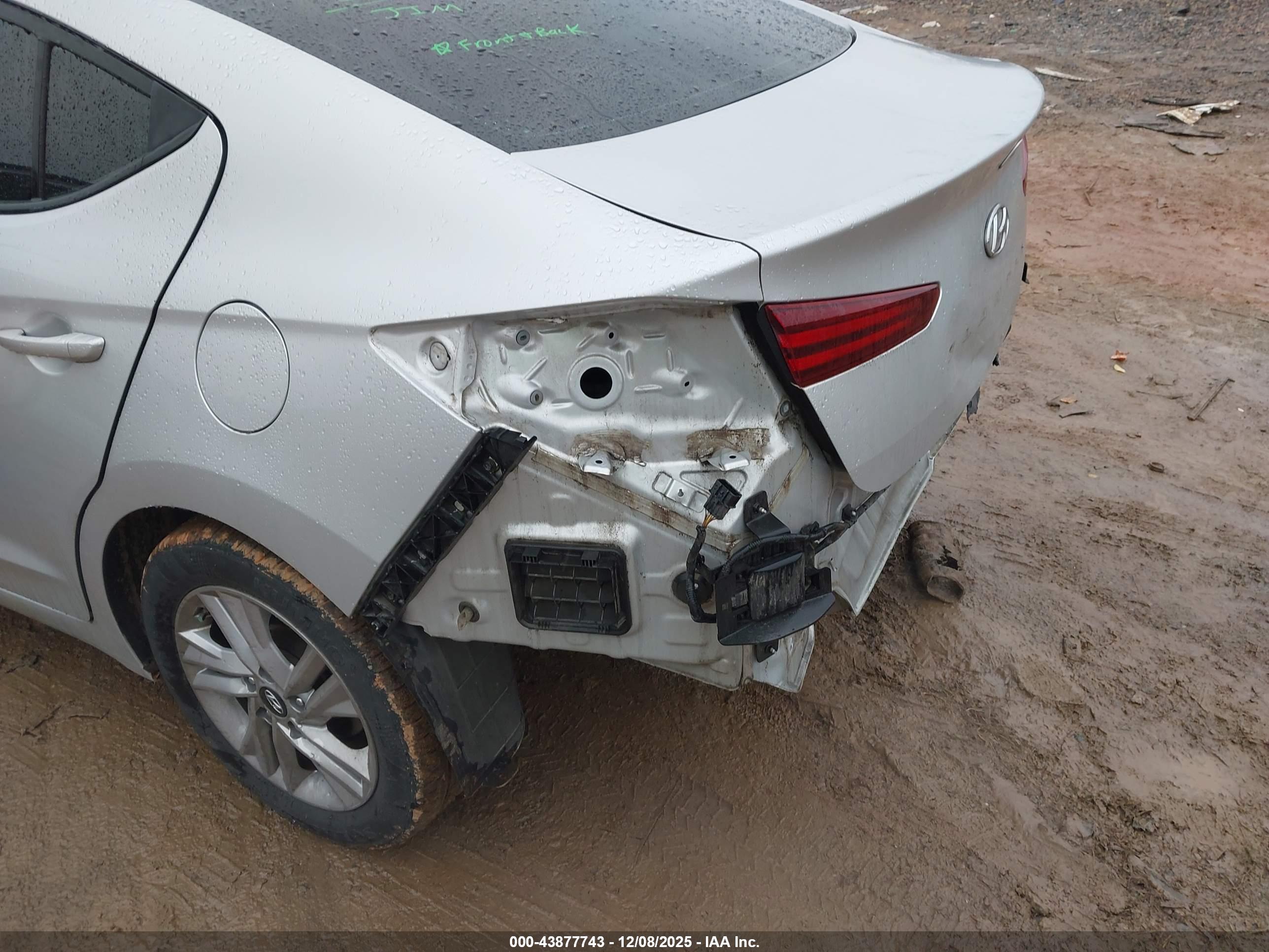 HYUNDAI ELANTRA image 6
