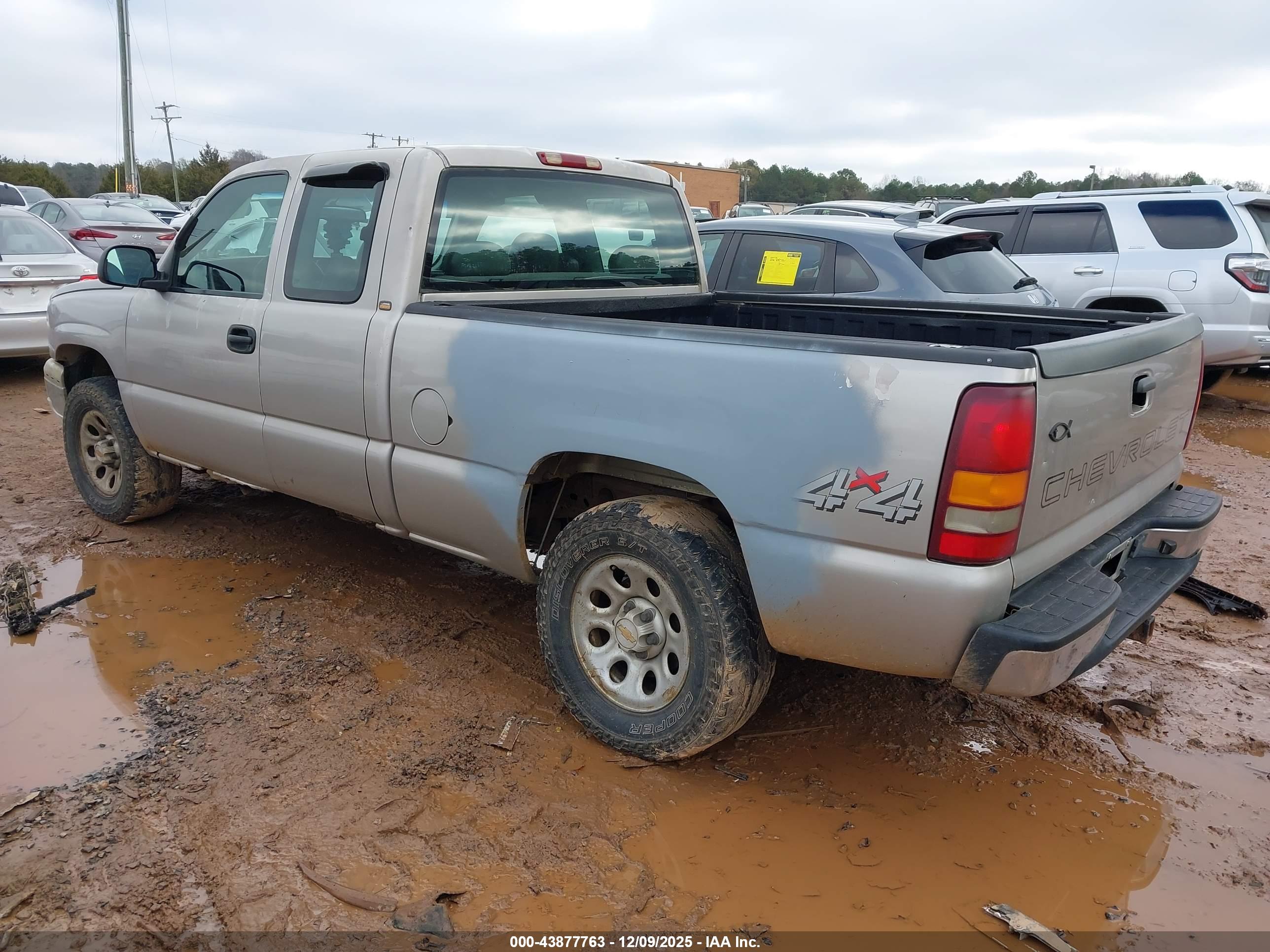 CHEVROLET SILVERADO image 3