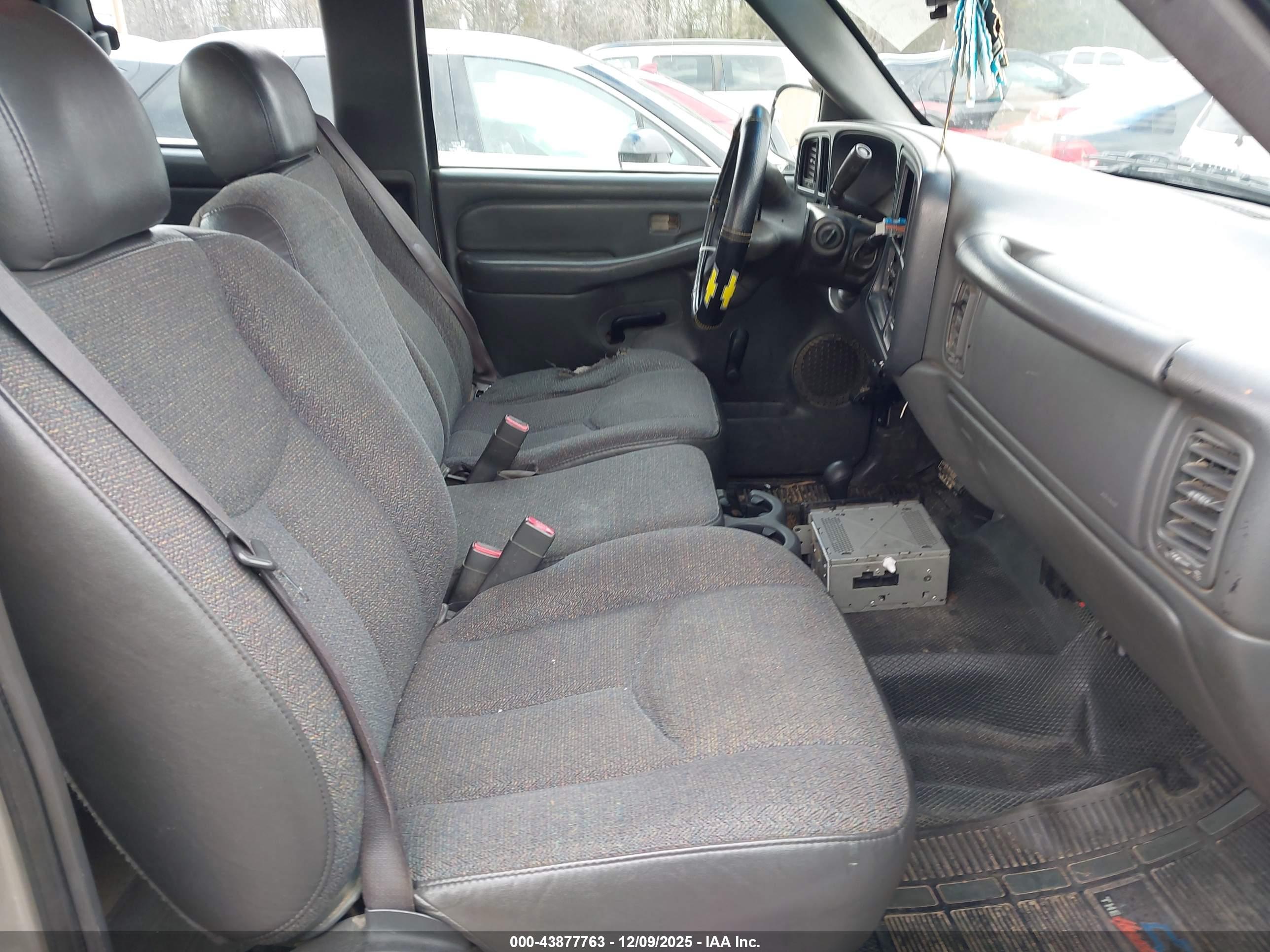 CHEVROLET SILVERADO image 5