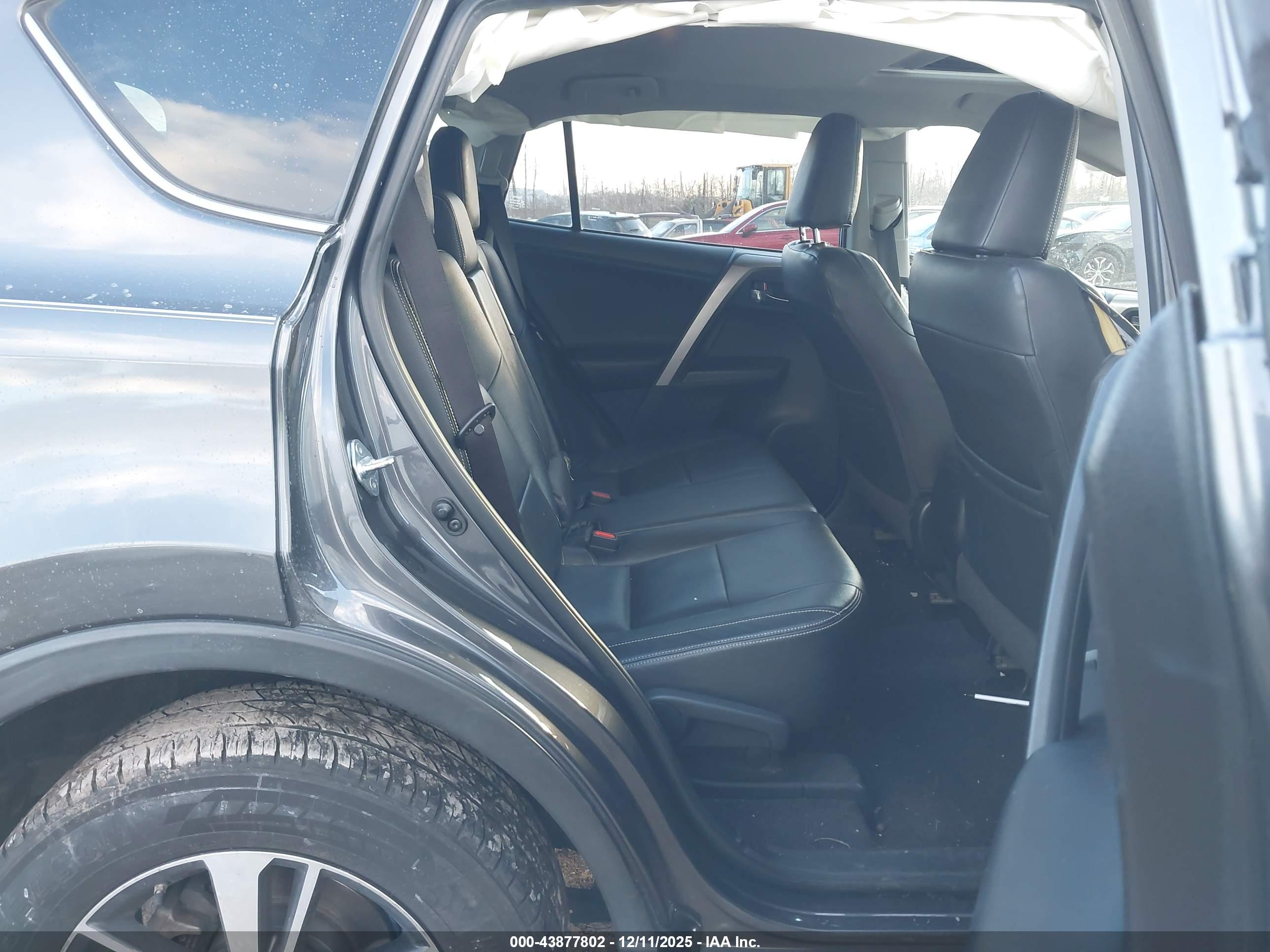 TOYOTA RAV4 image 8