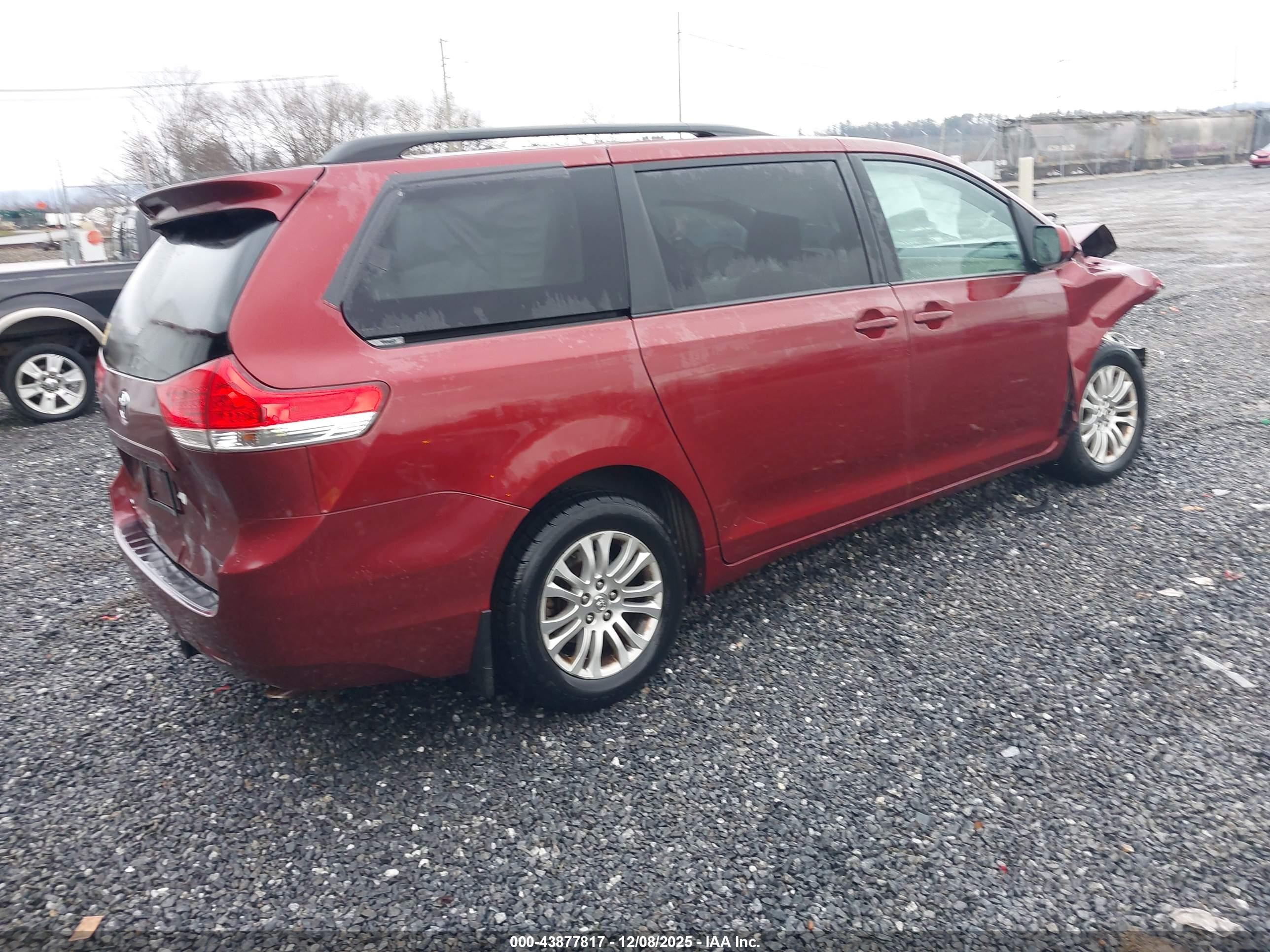 TOYOTA SIENNA image 4