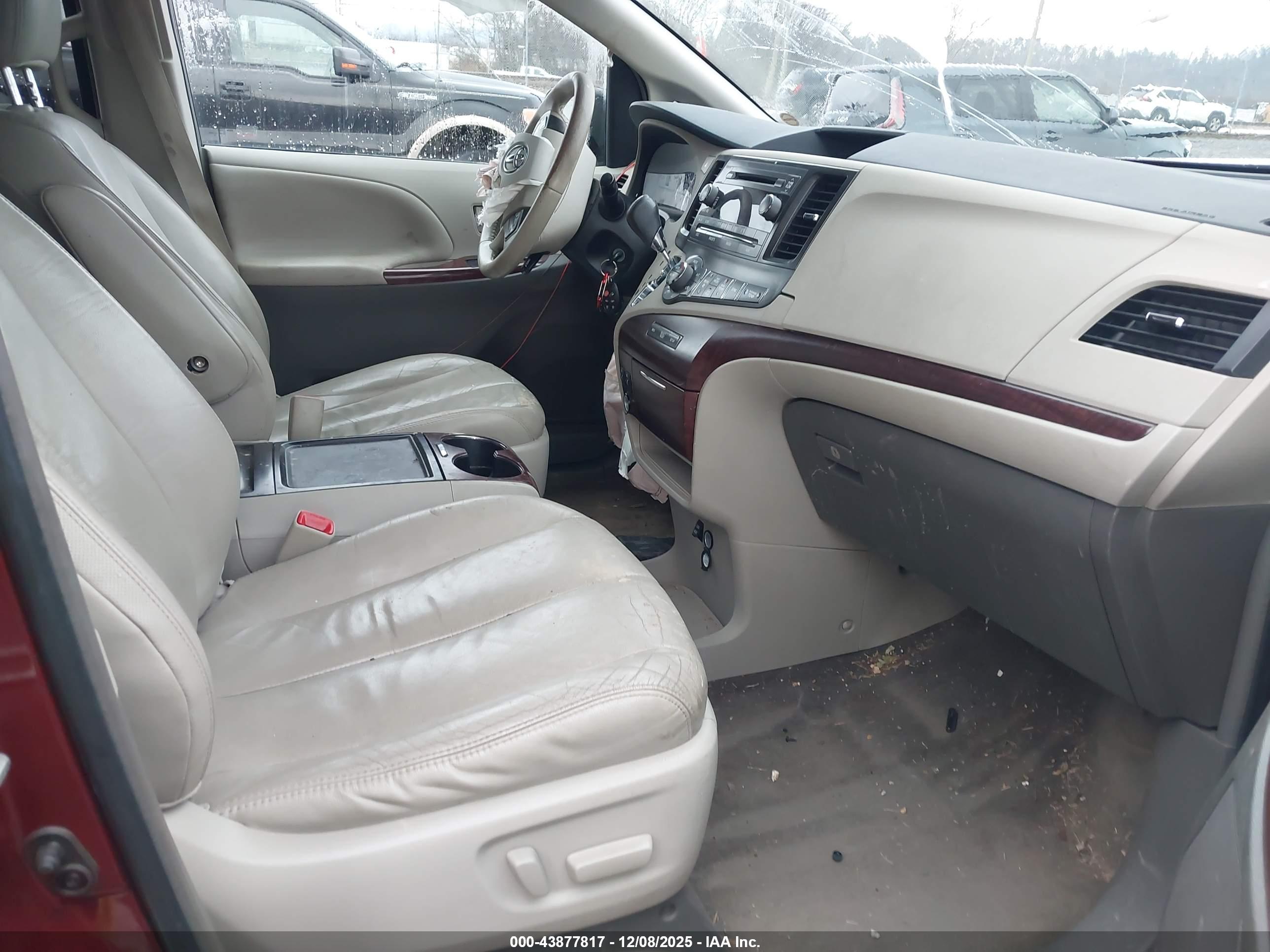 TOYOTA SIENNA image 5