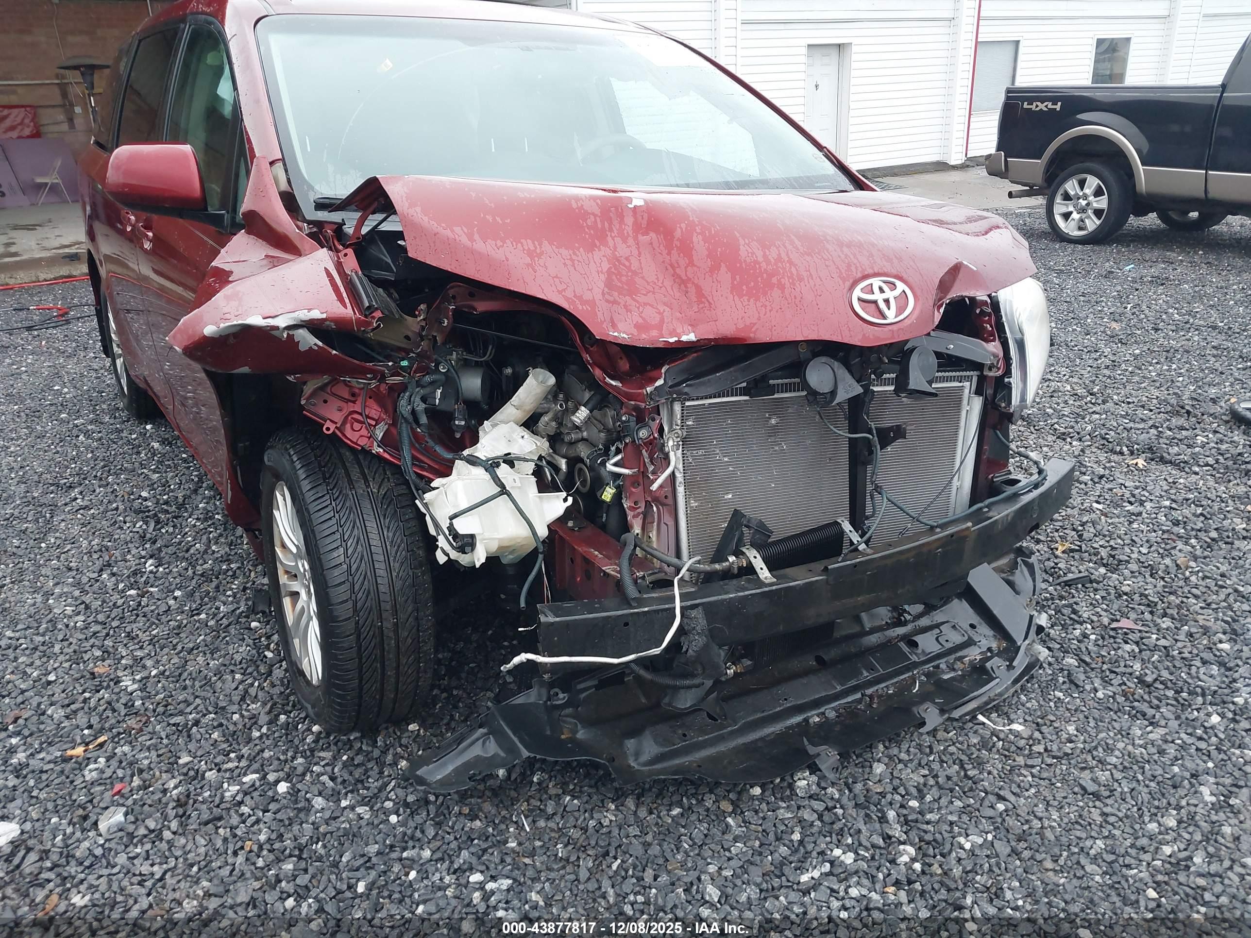 TOYOTA SIENNA image 6