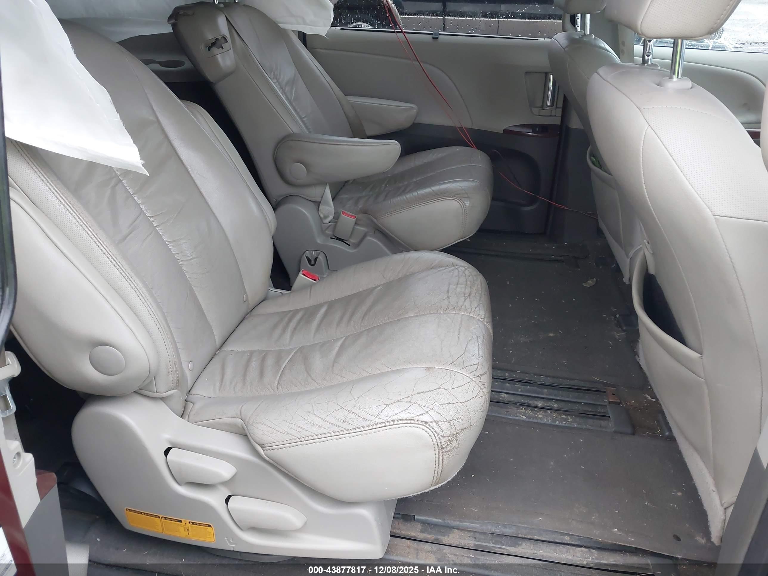 TOYOTA SIENNA image 8