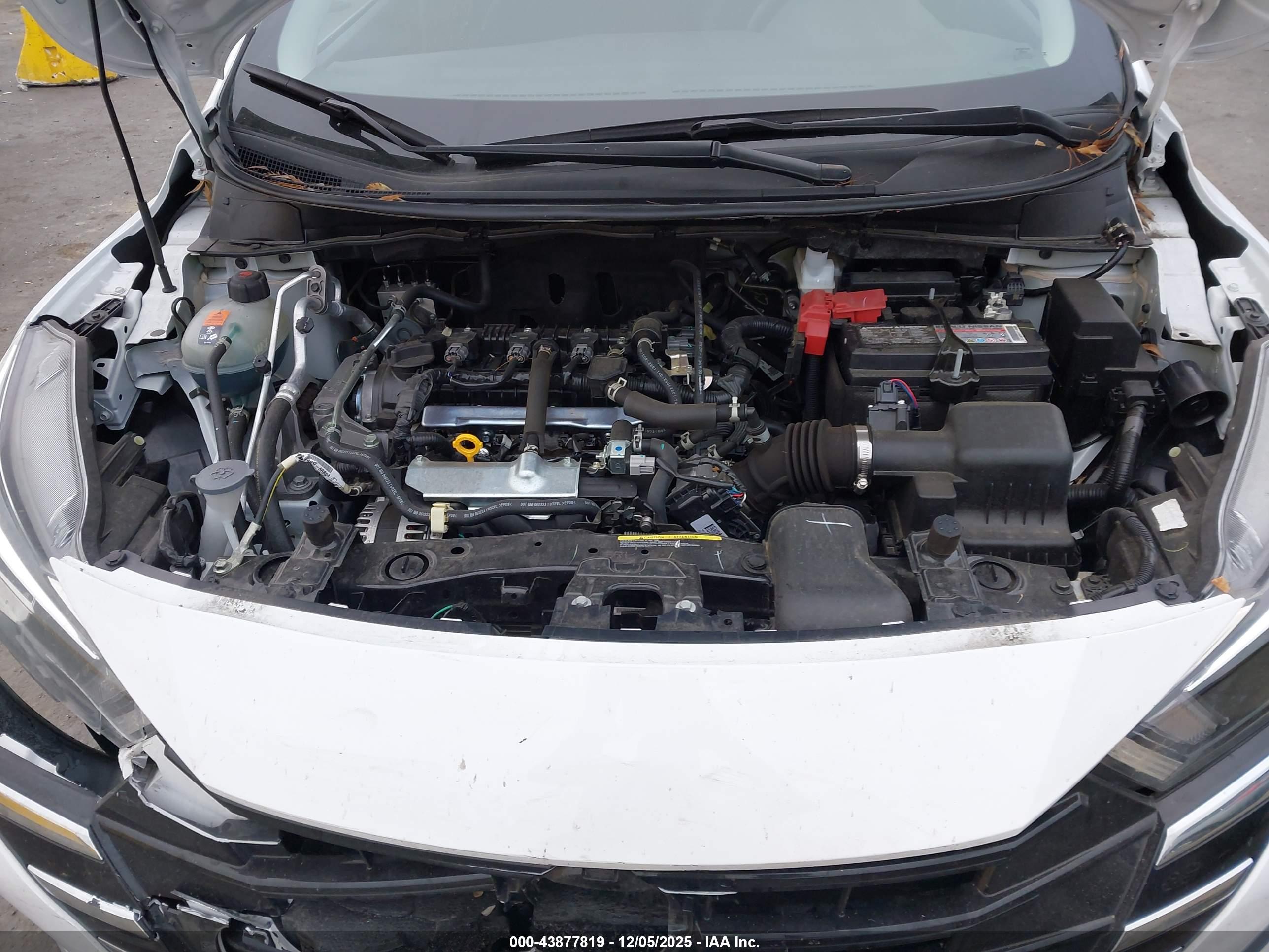 NISSAN VERSA image 10