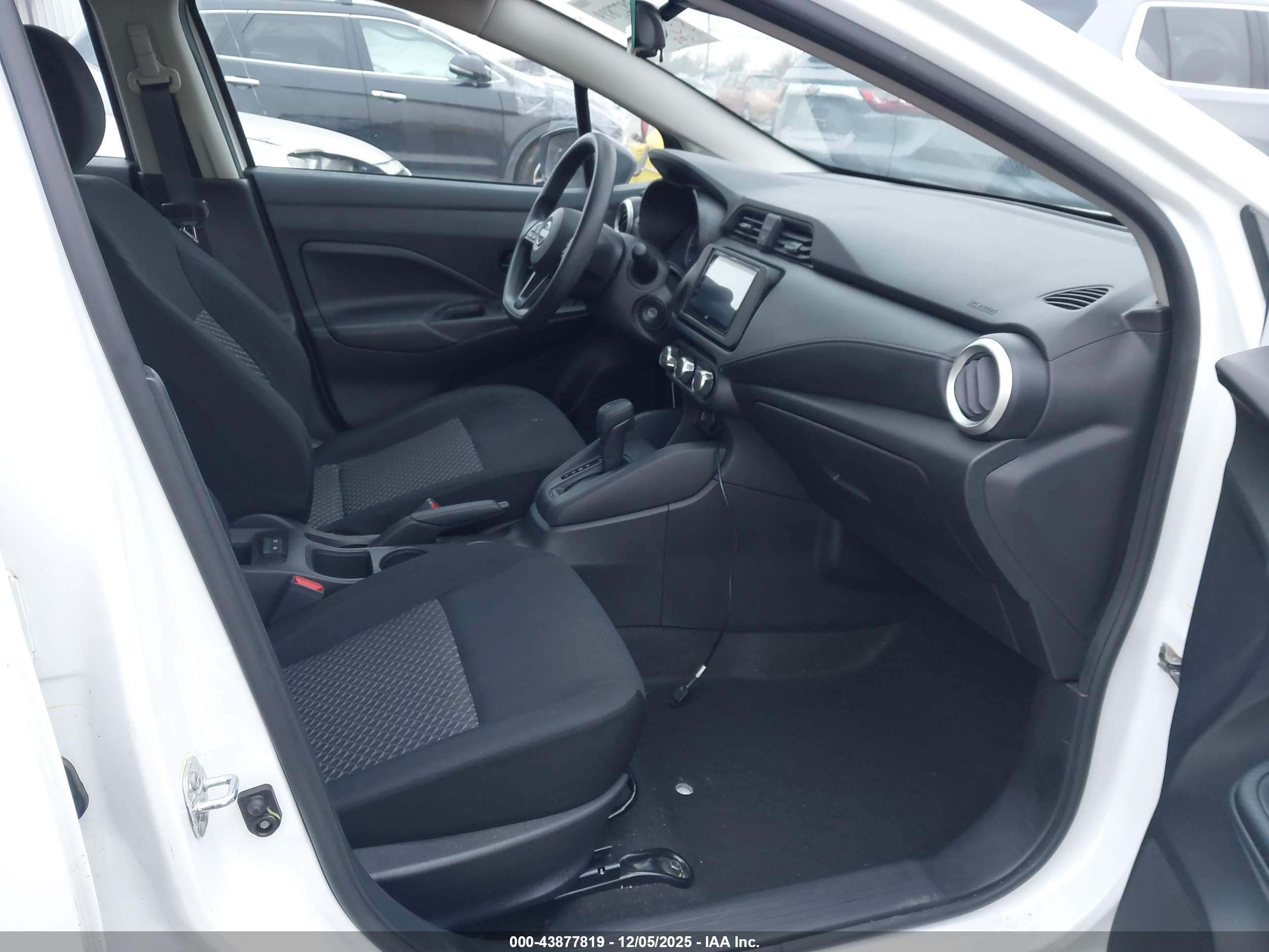 NISSAN VERSA image 5