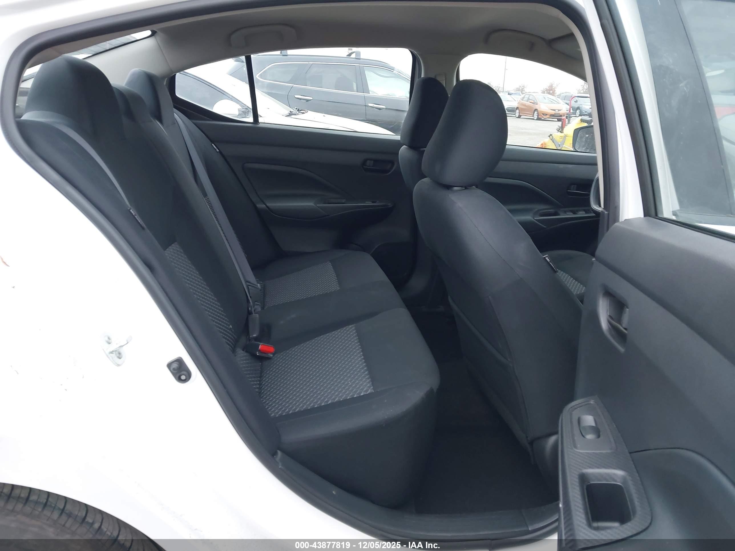 NISSAN VERSA image 8