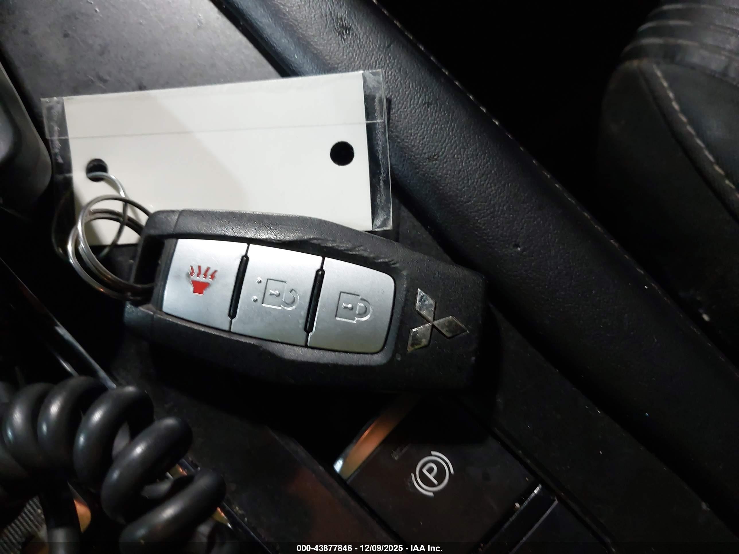 MITSUBISHI OUTLANDER image 11