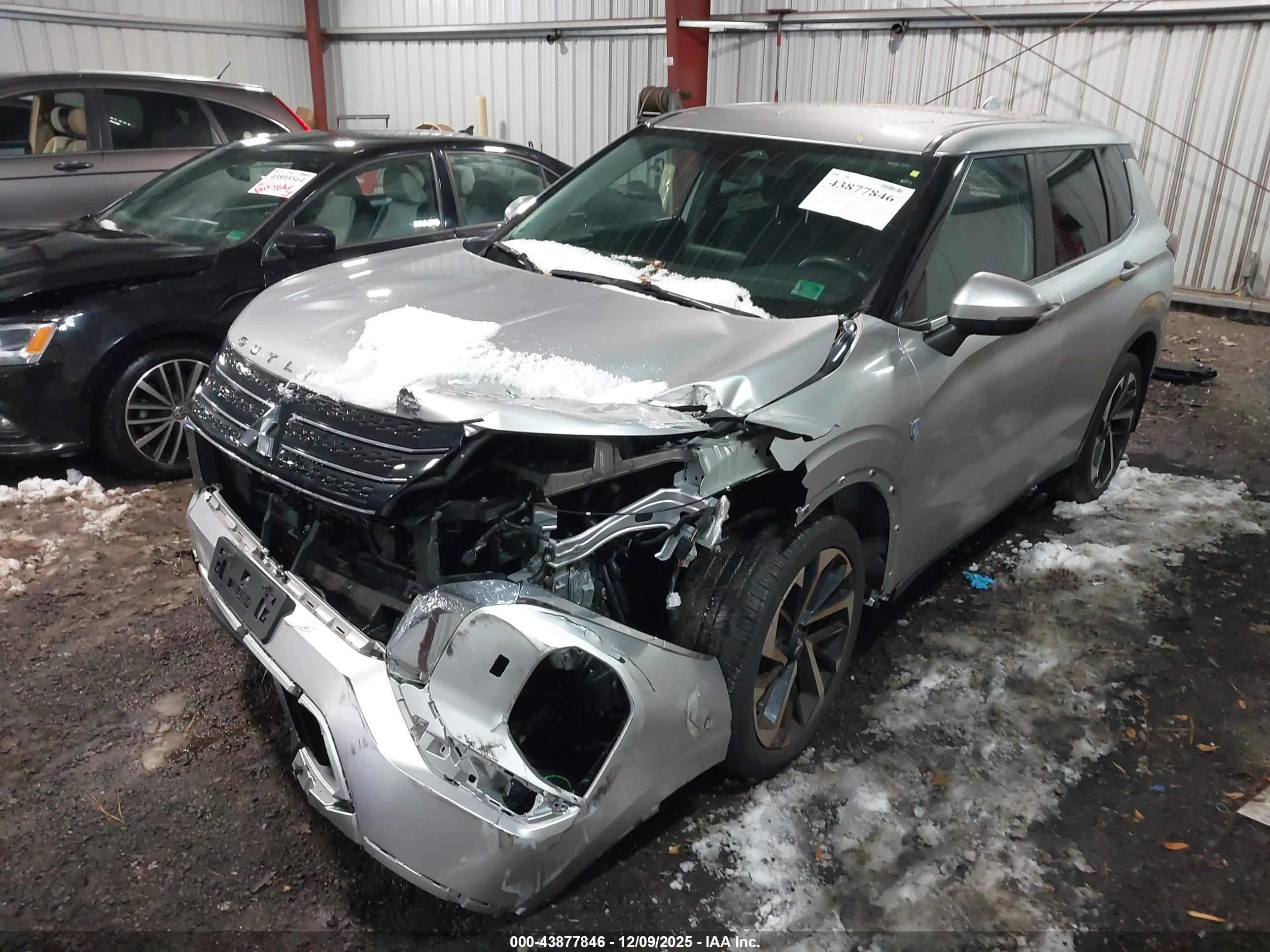 MITSUBISHI OUTLANDER image 2